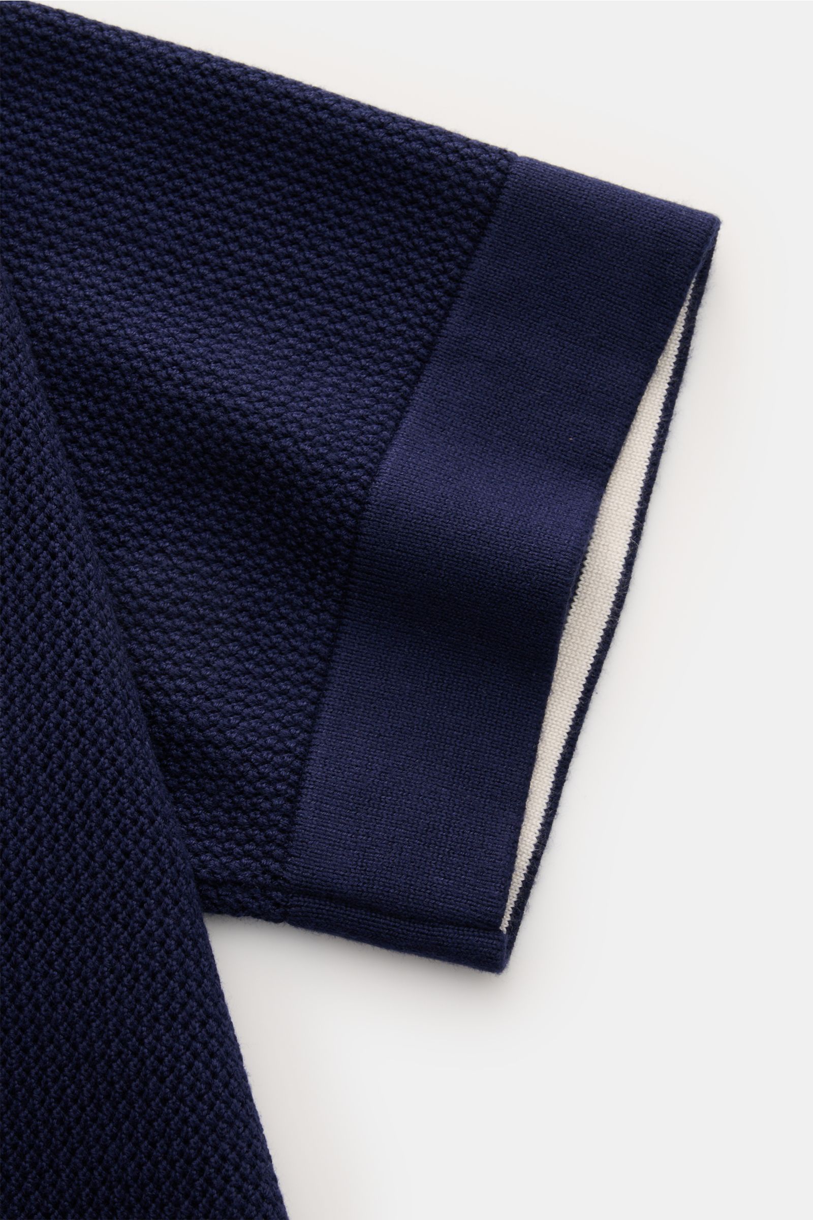 Nahaufnahme des Ärmels vom Ché Kurzarm-Strickhemd 'Jorge' navy mit feinem, luftigen Strickbild, breitem Ripprand und Kontraststreifen.