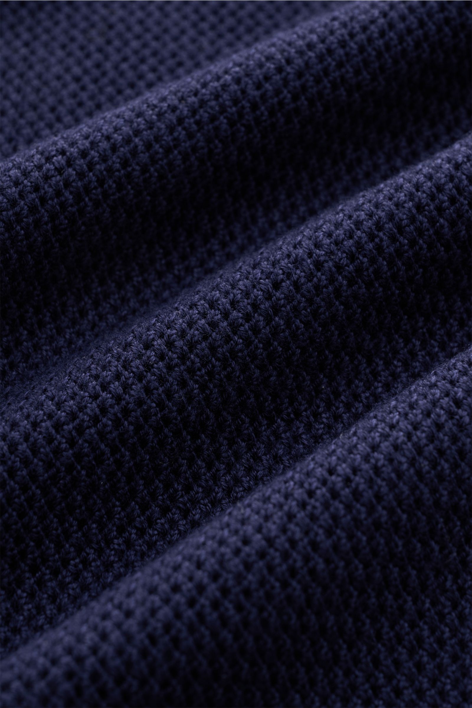 Ché Kurzarm-Strickhemd 'Jorge' navy Nahaufnahme des feinen, luftigen Strickbilds mit markanten Kontraststreifen in Slim Fit Qualität.