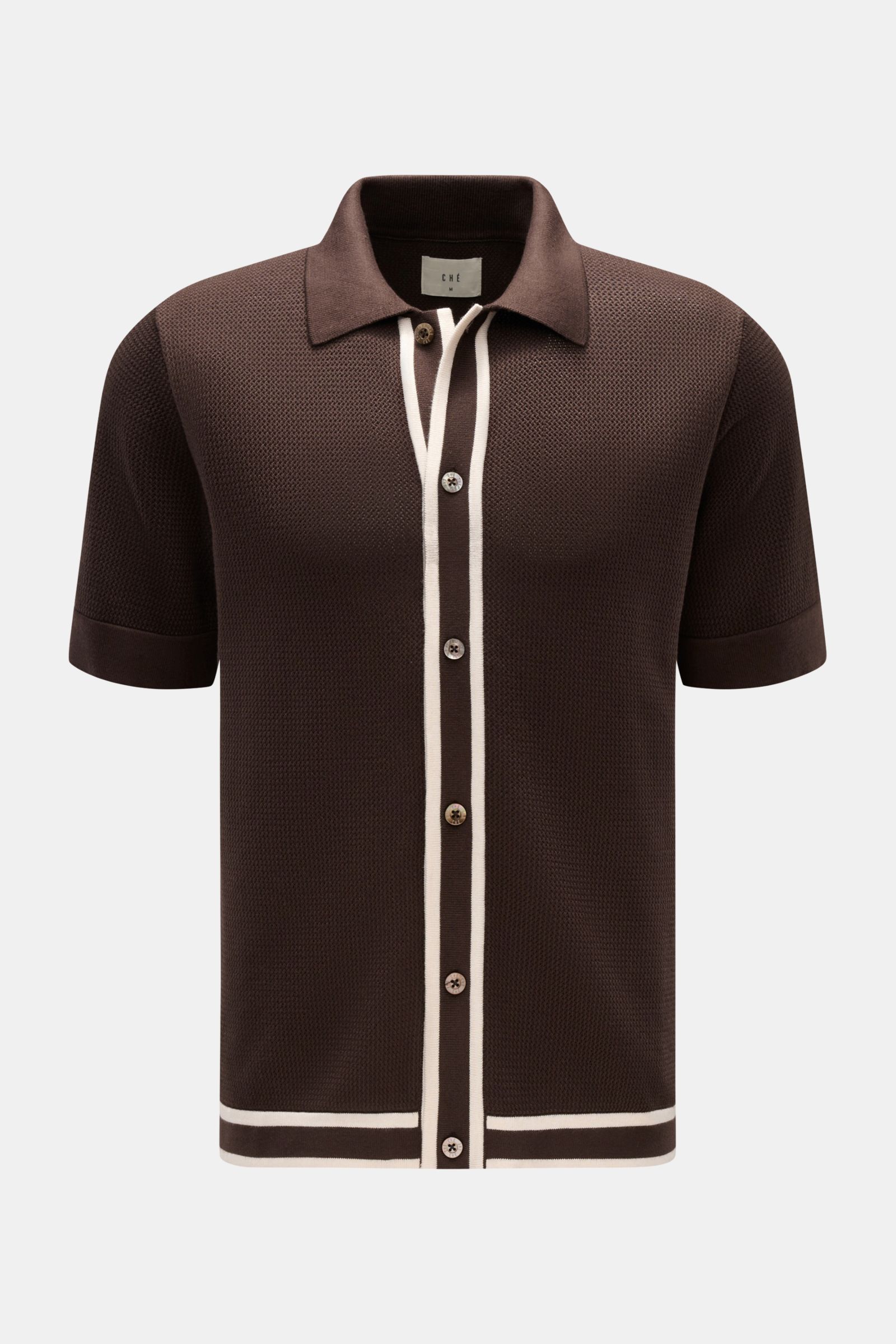 Front view of Ché Kurzarm-Strickhemd 'Jorge' dunkelbraun, a dark brown short-sleeve knitted shirt with white contrast stripes, pearl-like buttons, slim fit, collar, ribbed cuffs, and straight hem. Ob offen über einem T-Shirt oder geschlossen getragen –