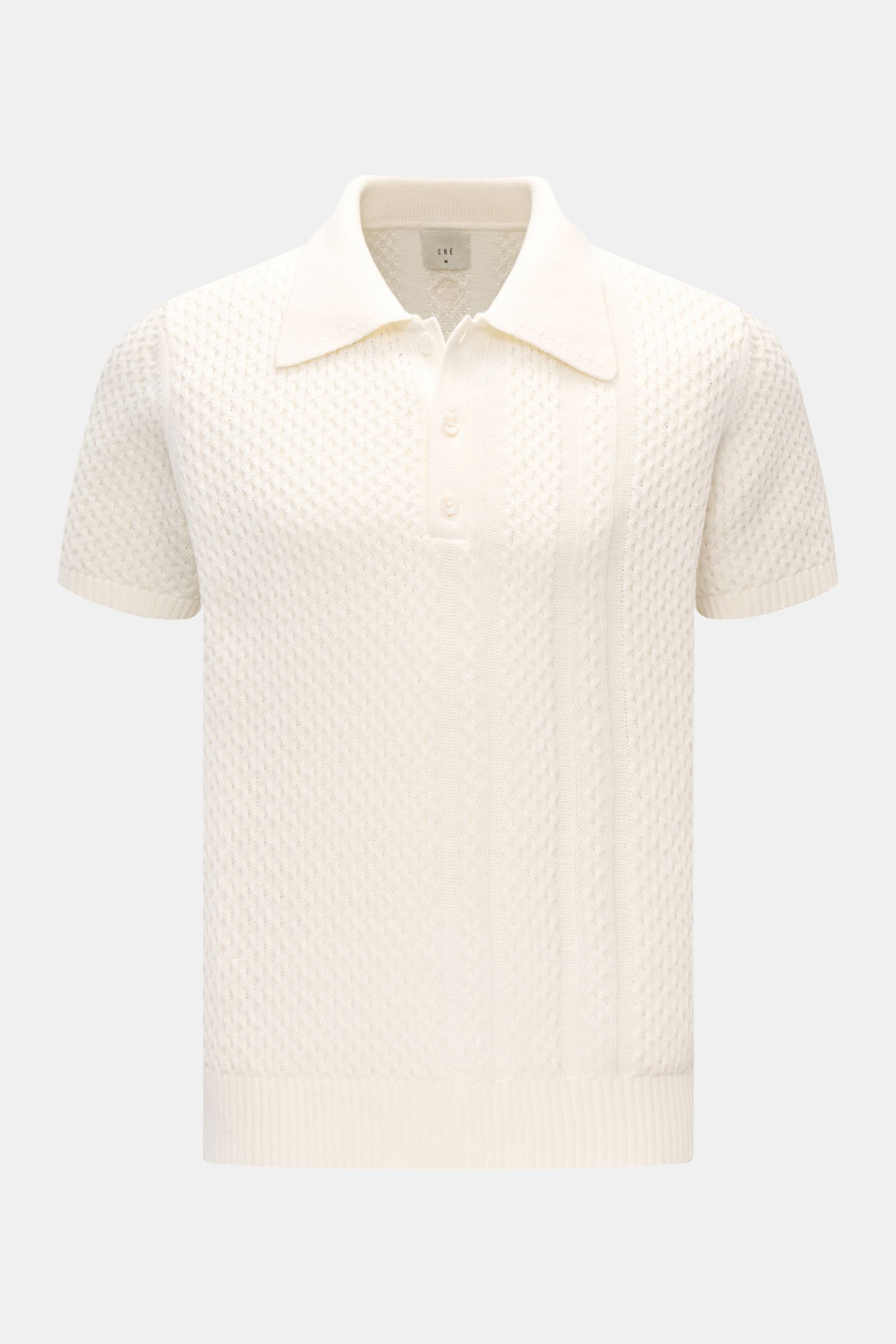 Front view of Ché Kurzarm-Strickpolo 'Santino' creme, a short-sleeve polo with a heavy, asymmetrical knit pattern in pure cotton, featuring a knitted collar, three-button placket, tonal CHÉ label, and flexible rib cuffs, combining style and depth for a ti