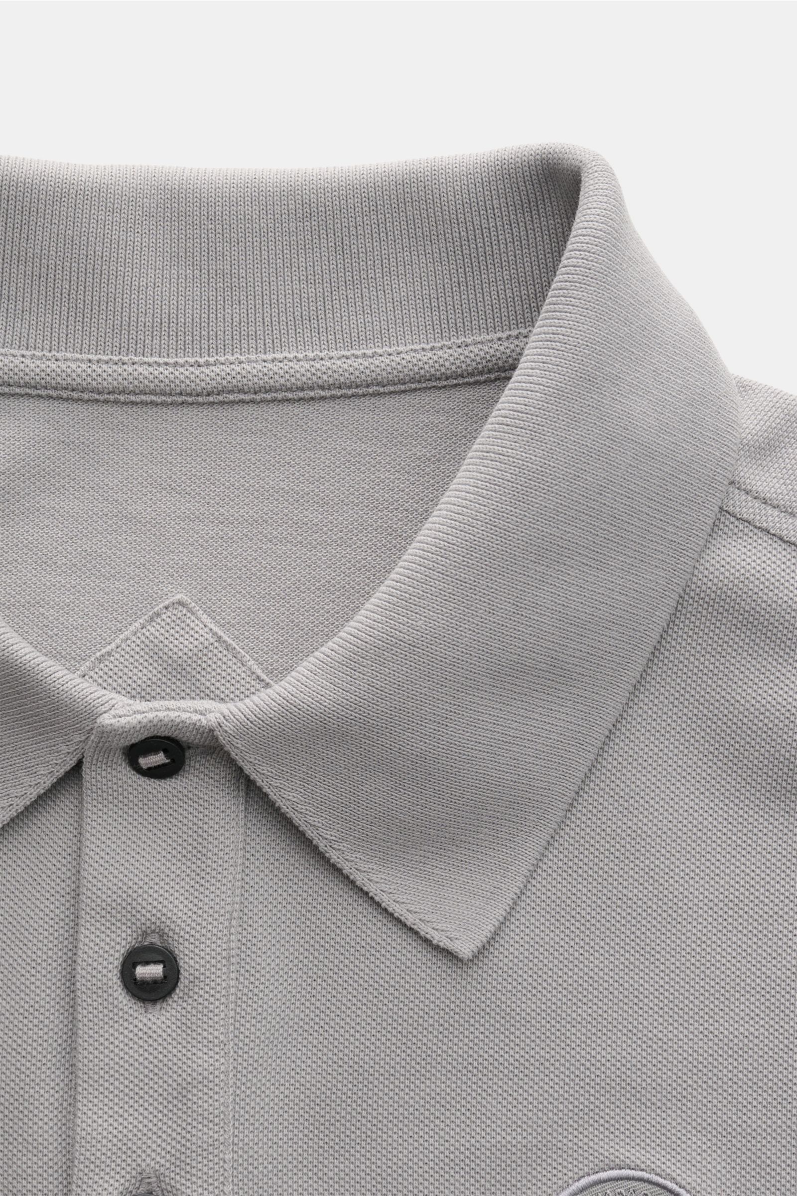 Close-up front view of the collar and upper chest of the Canada Goose Poloshirt 'Beckley' grau, showcasing cotton piqué fabric, three-button placket, and the CANADA GOOSE patch.

Description: Das klassische Poloshirt ist ein Must-have in der sportiven 