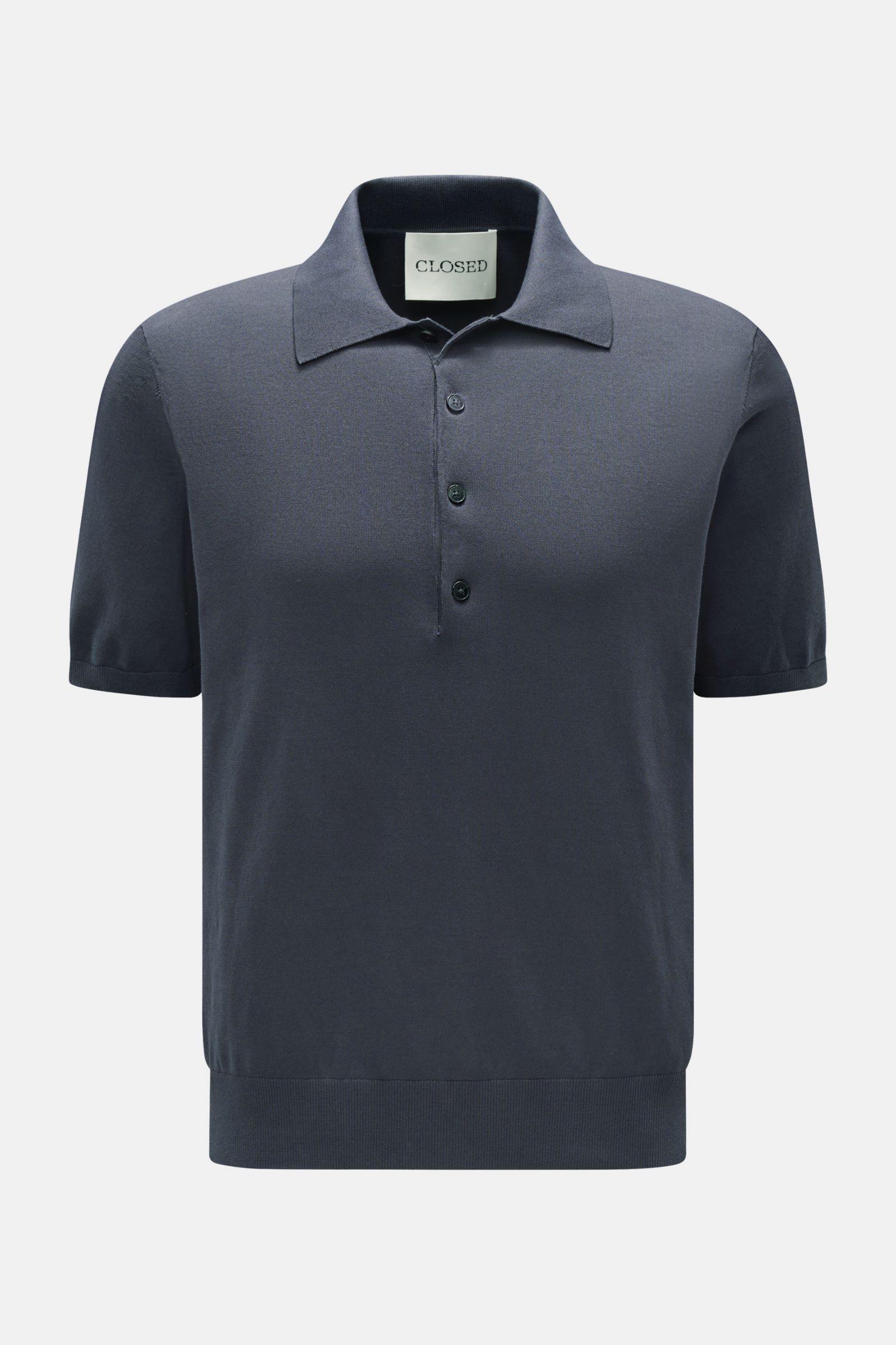 Closed Kurzarm-Strickpolo graublau, Slim Fit, aus weichem Baumwoll-Feinstrick mit gestricktem Polokragen, Vier-Knopf-Leiste, Rippbündchen, frontale Nahaufnahme.