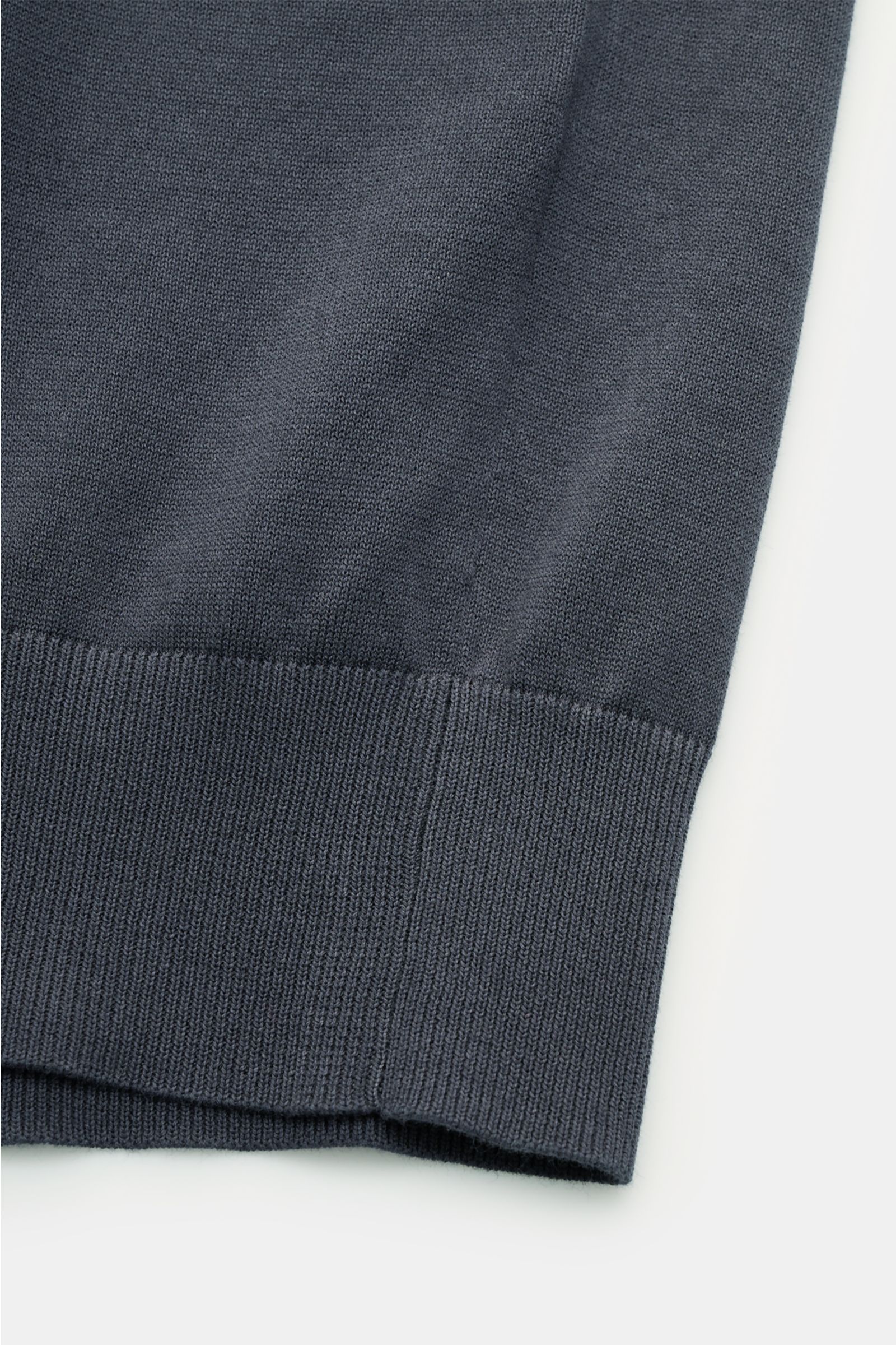 Alt-Tag (124 Zeichen):
Nahaufnahme des graublauen Closed Kurzarm-Strickpolo aus Baumwolle, Feinstrick, Slim Fit mit Rippbündchen, gestricktem Polokragen.