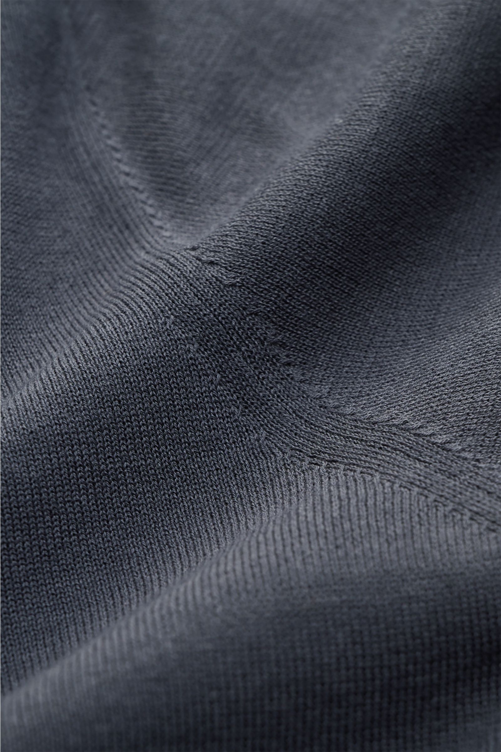 Closed Kurzarm-Strickpolo graublau aus Feinstrick-Baumwolle, weicher Griff, Slim Fit, Rippbündchen, Detailaufnahme der Struktur.