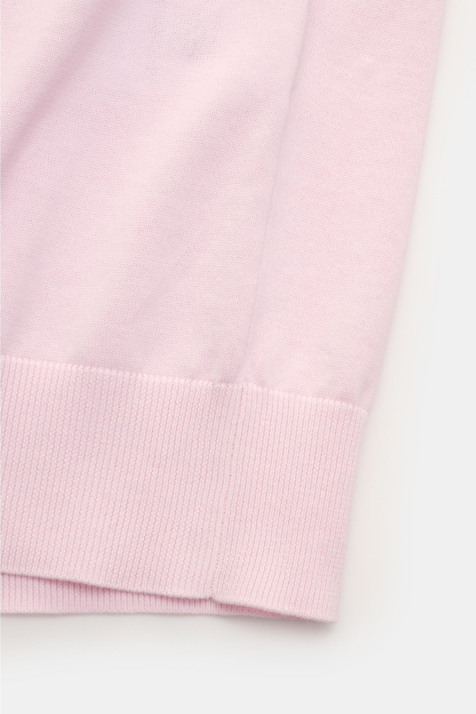 Close-up of the hem and ribbed band of the Closed Short sleeve knit polo rose, photographed from a side angle, showing fine knit fabric in soft pink.

This CLOSED short-sleeved knit polo in fine knit fabric is made from pure cotton, the perfect casual 