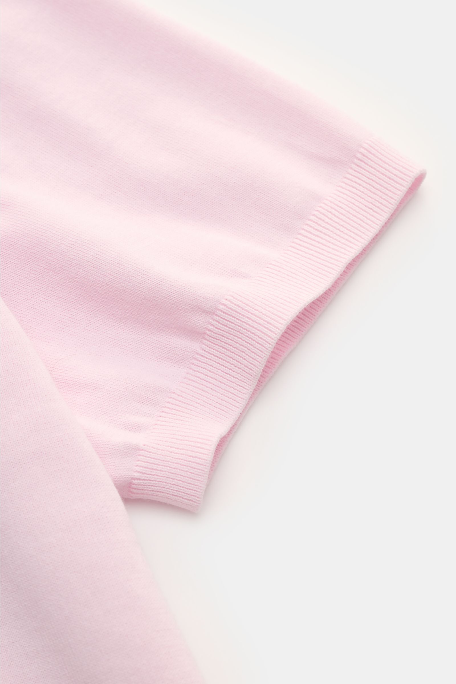 Close-up view of the sleeve and ribbed band of the Closed Short sleeve knit polo rose in fine pure cotton knit fabric.

This CLOSED short-sleeved knit polo in fine knit fabric is made from pure cotton, the perfect casual and stylish companion for the n