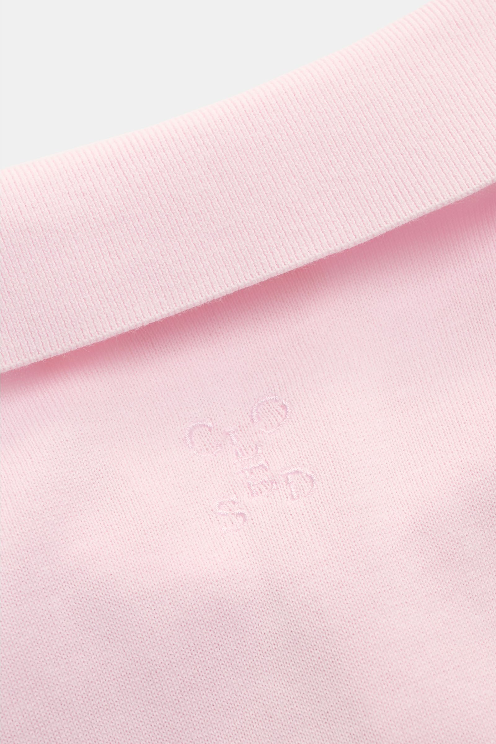 Close-up of the collar and upper chest of the Closed Short sleeve knit polo rose, photographed from above.

This CLOSED short-sleeved knit polo in fine knit fabric is made from pure cotton, the perfect casual and stylish companion for the new season.