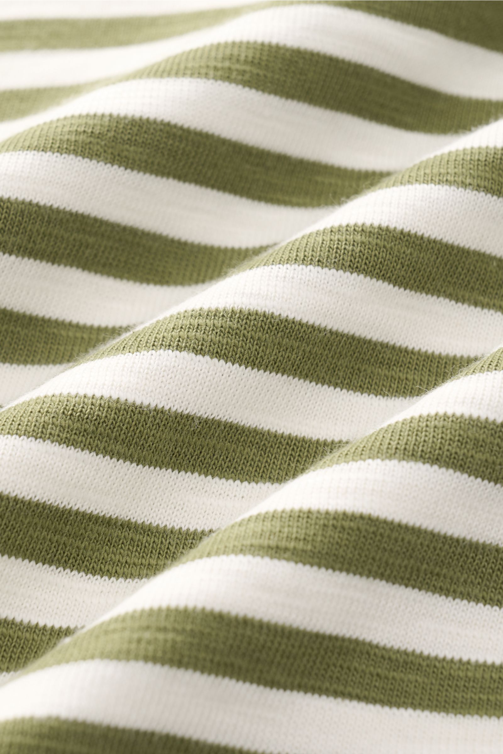 Alt tag (125 characters max): Close-up front view of the Closed Short sleeve knit polo green/cream striped showing fine knit texture and soft cotton fabric.

This CLOSED short sleeve knit polo is made from pure, soft cotton and is a sporty essential fo
