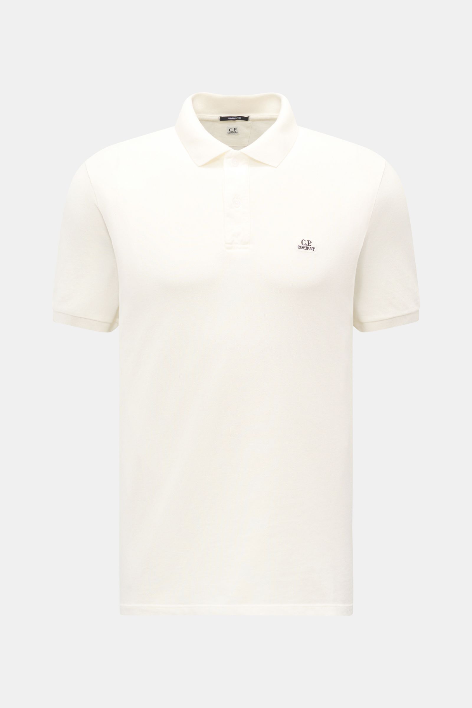 C.P. Company Poloshirt weiß, frontal fotografiert, Slim Fit aus weichem Baumwoll-Piqué mit klassischem Kragen, zwei Knöpfen, elastischen Bündchen und kleinem Weblabel.