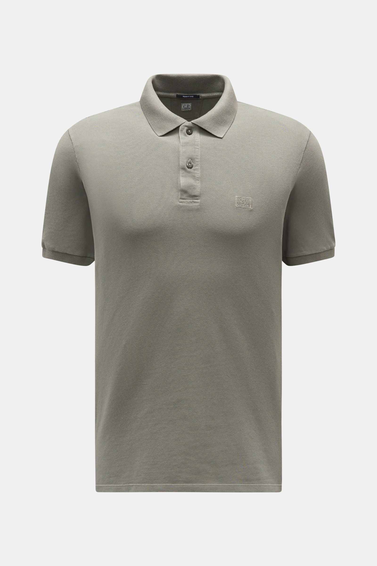 C.P. Company Poloshirt grau, frontale Ansicht, Slim Fit aus Baumwoll-Piqué mit klassischem Kragen, zwei Knöpfen, Brustlogo und elastischen Ärmeln.