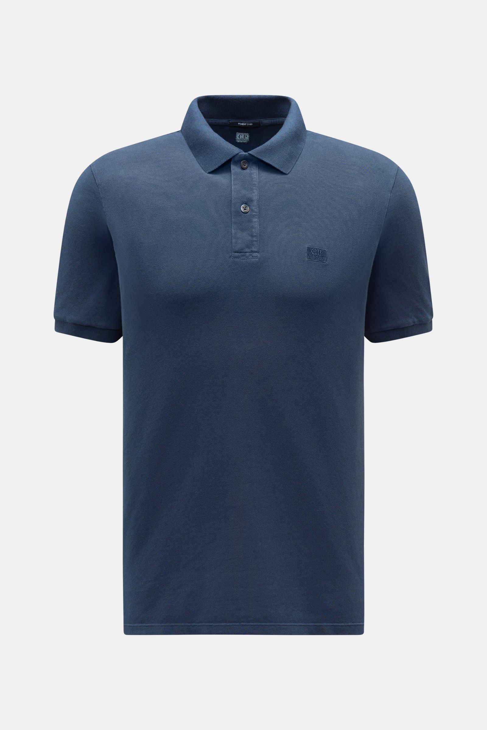 C.P. Company Poloshirt dunkelblau, frontal fotografiert, aus reiner Baumwoll-Piqué, Slim Fit, klassischer Kragen, zwei Knöpfe, kleines Weblabel.