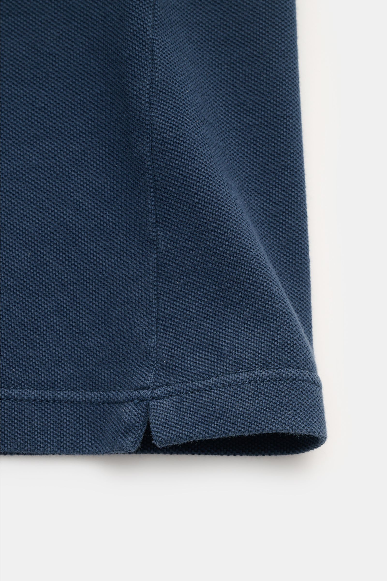 C.P. Company Poloshirt dunkelblau, Nahaufnahme Saum mit kurzem Schlitz, Baumwoll-Piqué, Slim Fit, elastisches Ärmelbündchen, strukturierte Oberfläche.