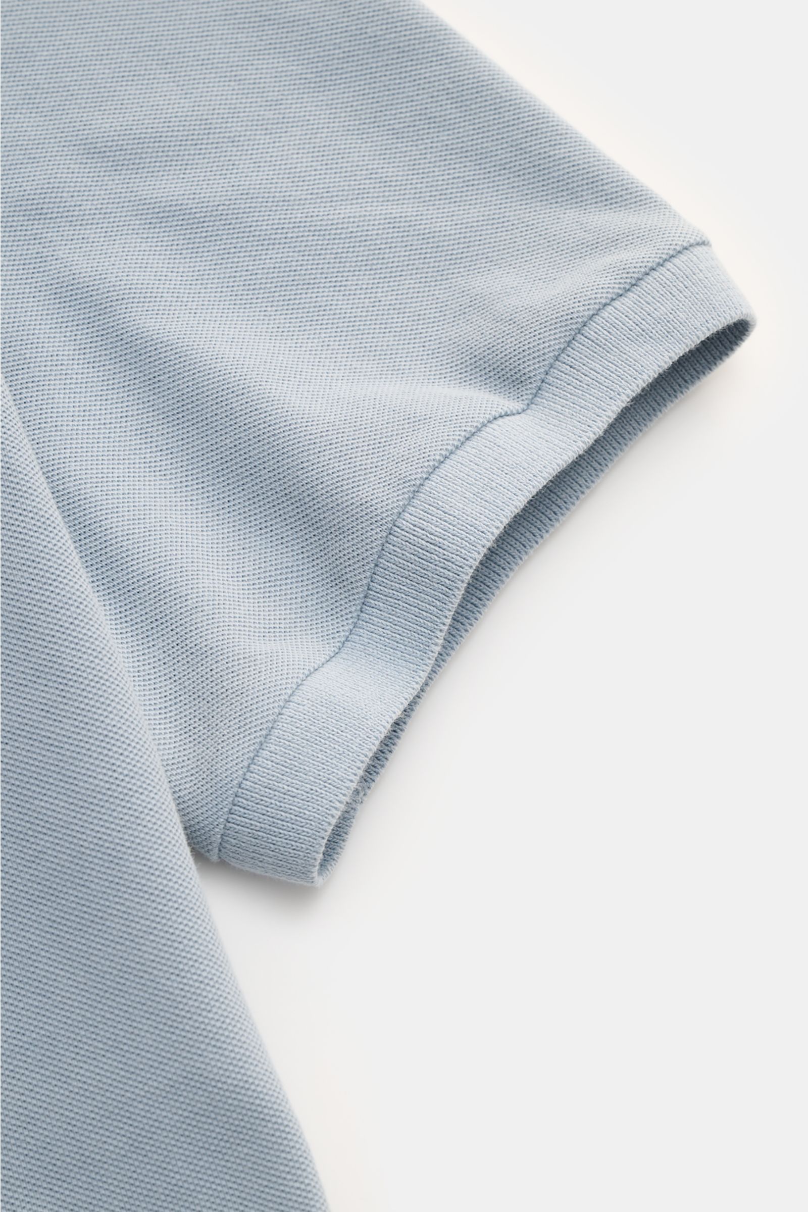 C.P. Company Poloshirt rauchblau, Detailansicht Ärmel mit elastischem Bündchen, Piqué-Baumwolle, Slim Fit, Pigment-Dye-Färbung, dezentes Brust-Label.