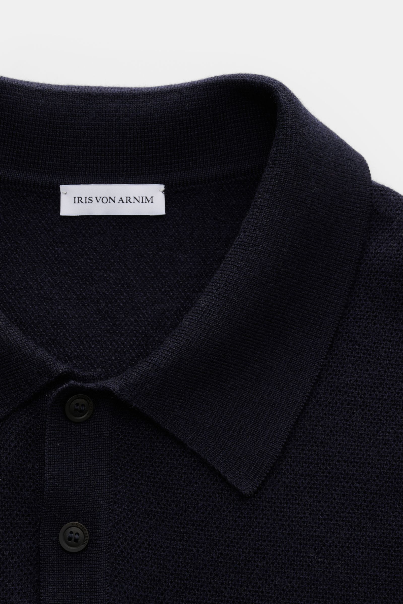 Iris von Arnim Kurzarm-Strickpolo 'Pavion' navy shown from a close-up front perspective, featuring a classic polo collar, two-button placket, and soft knit texture. Luxuriöser Allrounder: Das edle Strickpolo von IRIS VON ARNIM verbindet Exklusivität mit u