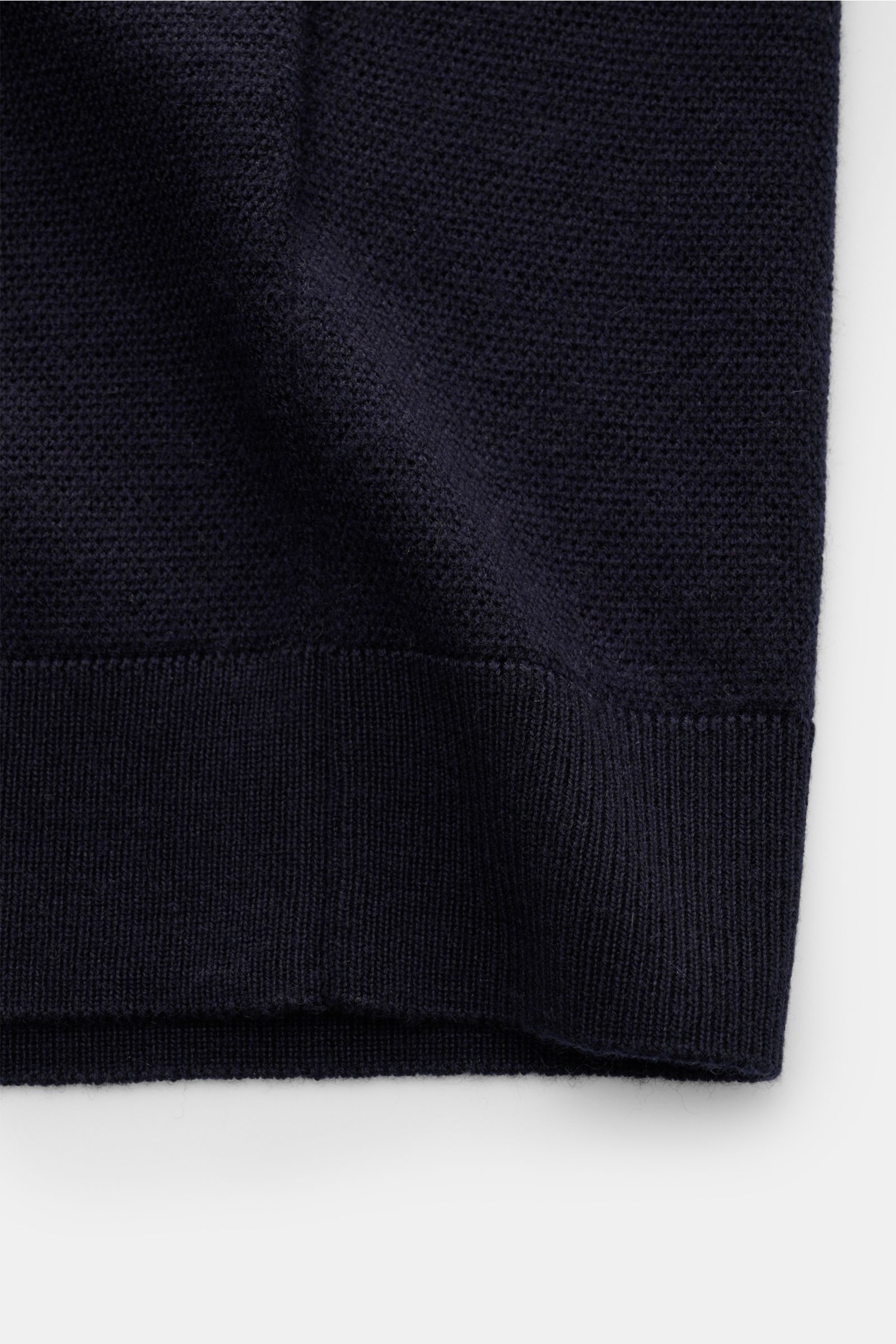 Close-up view of navy knit fabric hem of Iris von Arnim Kurzarm-Strickpolo 'Pavion' navy, showing soft texture and fine stitching.

Description: Luxuriöser Allrounder: Das edle Strickpolo von IRIS VON ARNIM verbindet Exklusivität mit unvergleichlichem 