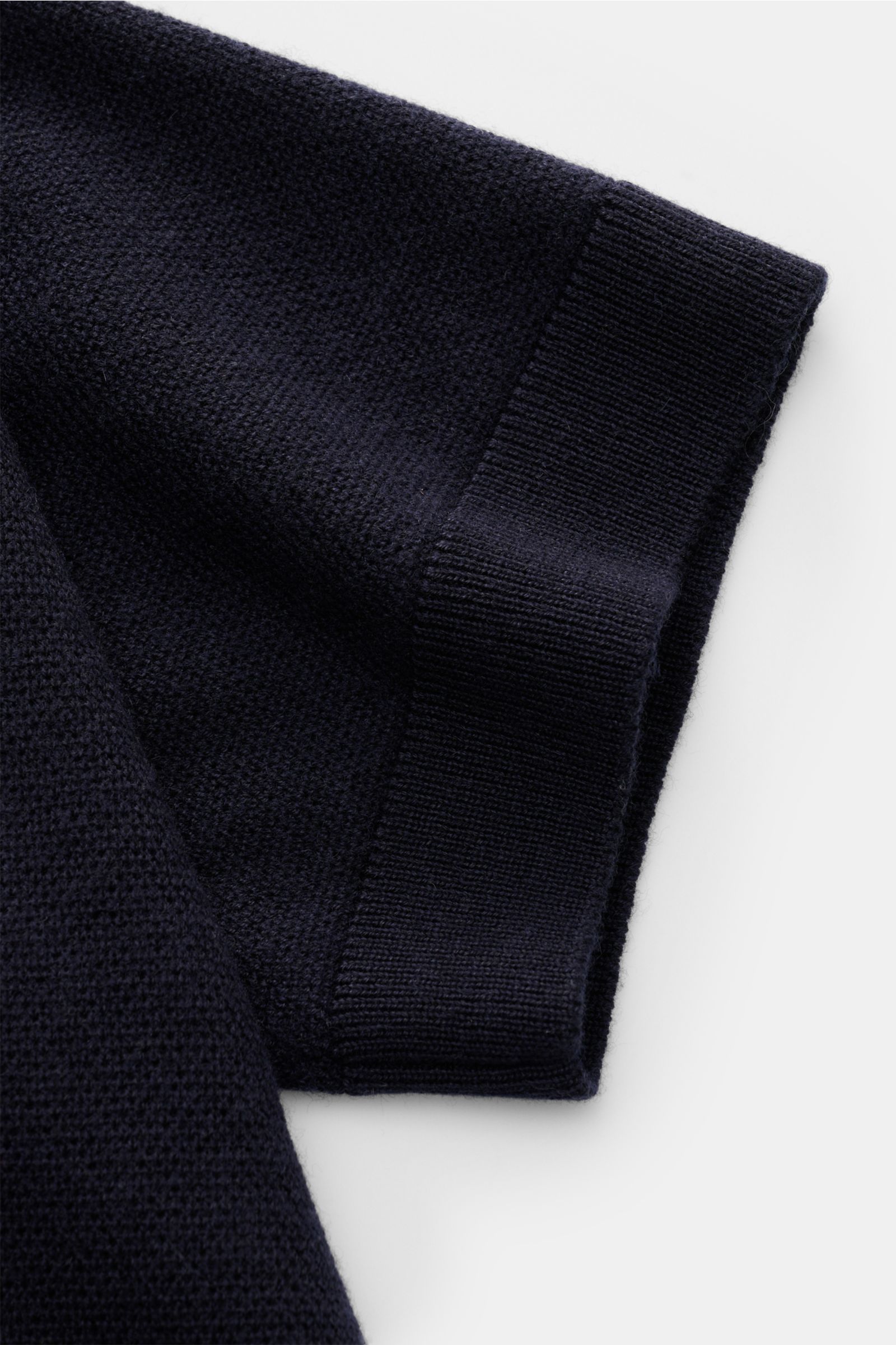 Close-up image of the short sleeve cuff of the Iris von Arnim Kurzarm-Strickpolo 'Pavion' navy, photographed from above, showing the fine knit texture. Luxuriöser Allrounder: Das edle Strickpolo von IRIS VON ARNIM verbindet Exklusivität mit unvergleichlic