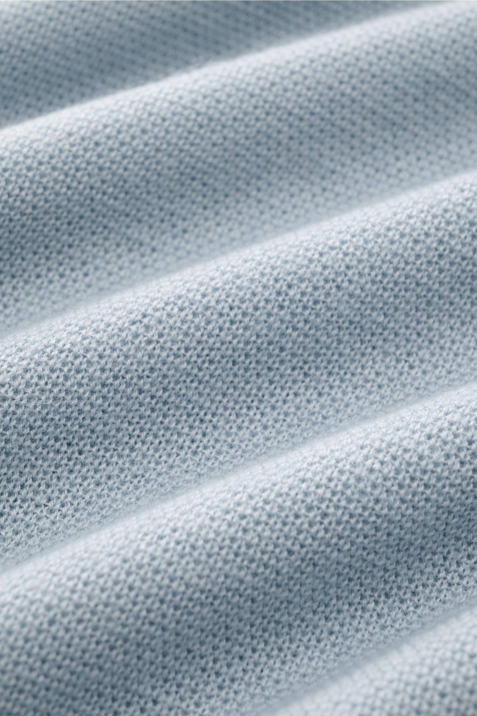 Close-up front view of Iris von Arnim Kurzarm-Strickpolo 'Pavion' hellblau fabric texture, showcasing cashmere-silk blend knit.

Luxuriöser Allrounder: Das edle Strickpolo von IRIS VON ARNIM verbindet Exklusivität mit unvergleichlichem Komfort und wird