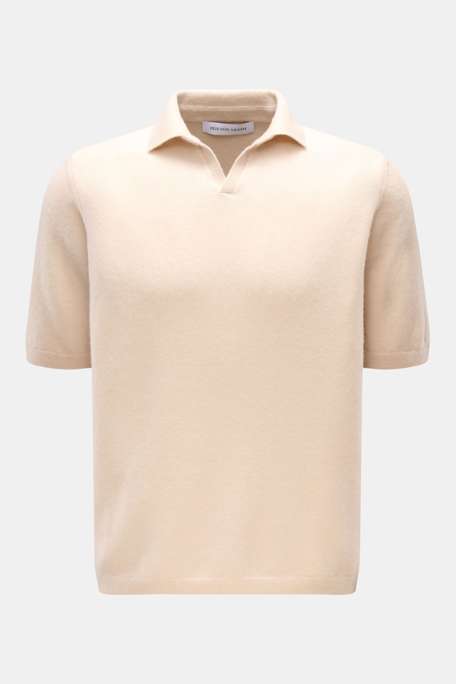Front view of Iris von Arnim Kurzarm-Strickpolo 'Ameca' beige, a luxurious knit polo in cashmere and silk blend, soft touch, regular fit, classic collar. Luxuriöser Allrounder: Das edle Strickpolo von IRIS VON ARNIM verbindet Exklusivität mit unverglei