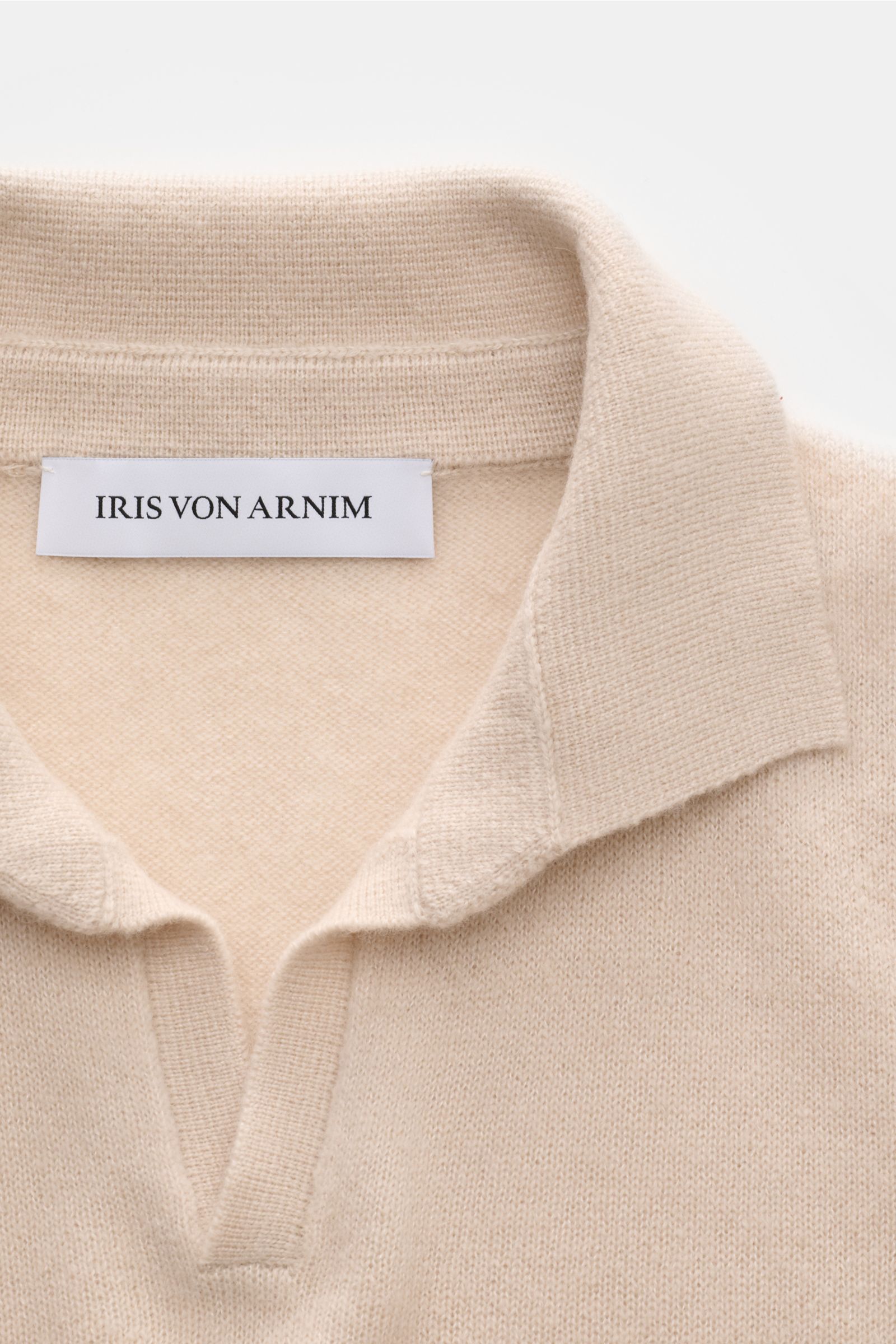 Close-up front view of the beige Iris von Arnim Kurzarm-Strickpolo 'Ameca' showing the classic polo collar and soft knit texture. Luxuriöser Allrounder: Das edle Strickpolo von IRIS VON ARNIM verbindet Exklusivität mit unvergleichlichem Komfort und wird s