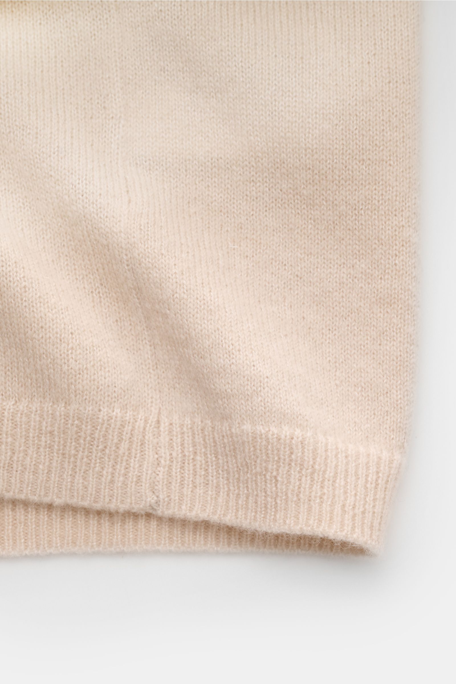 Close-up front view of the beige Iris von Arnim Kurzarm-Strickpolo 'Ameca' showing the soft knit texture and ribbed hem, a luxurious mix of cashmere and silk with a soft touch, regular fit, and classic polo collar. Luxuriöser Allrounder: Das edle Stric