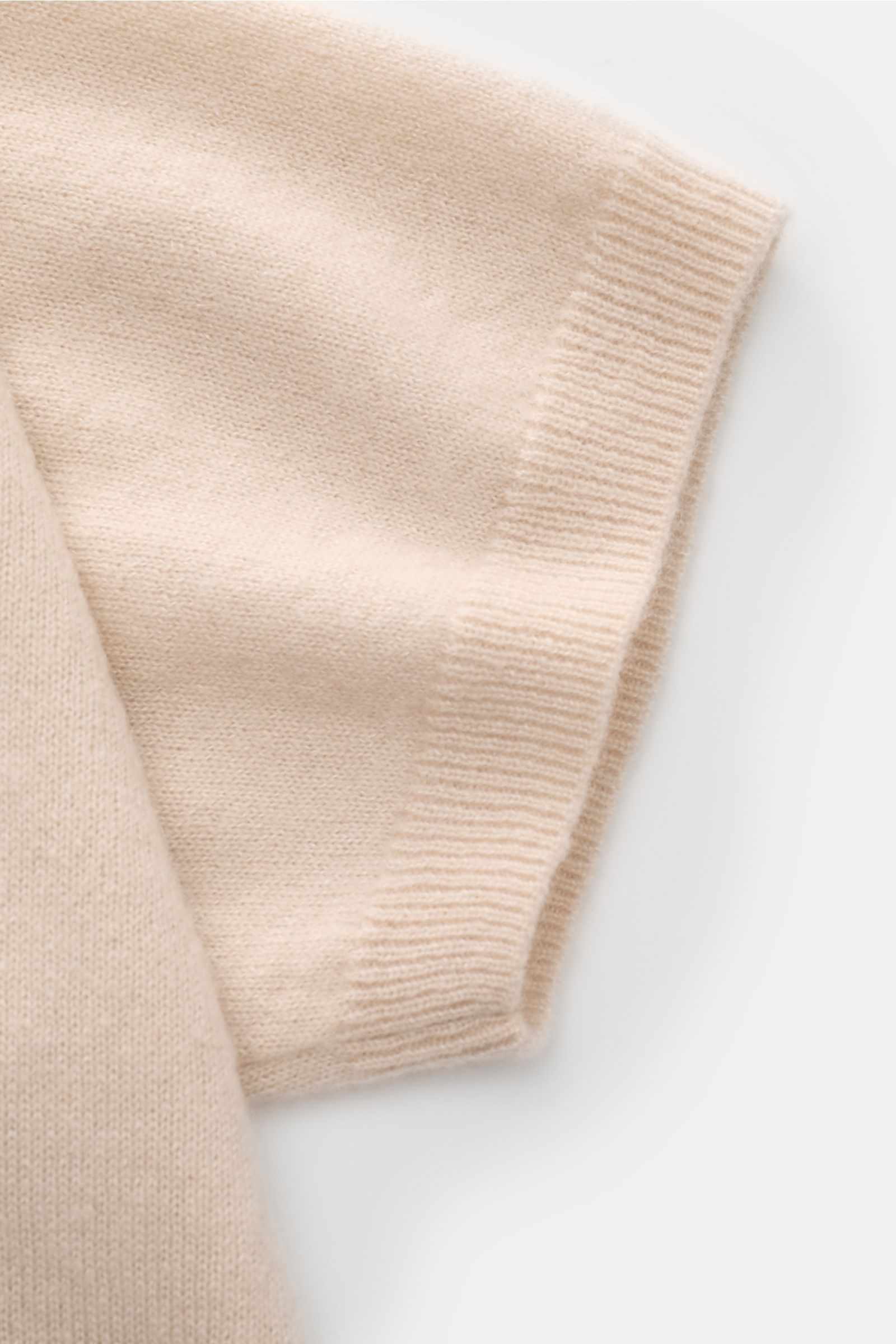 Close-up side view of the beige Iris von Arnim Kurzarm-Strickpolo 'Ameca' sleeve showing soft cashmere and silk knit with ribbed cuff. Luxuriöser Allrounder: Das edle Strickpolo von IRIS VON ARNIM verbindet Exklusivität mit unvergleichlichem Komfort und w
