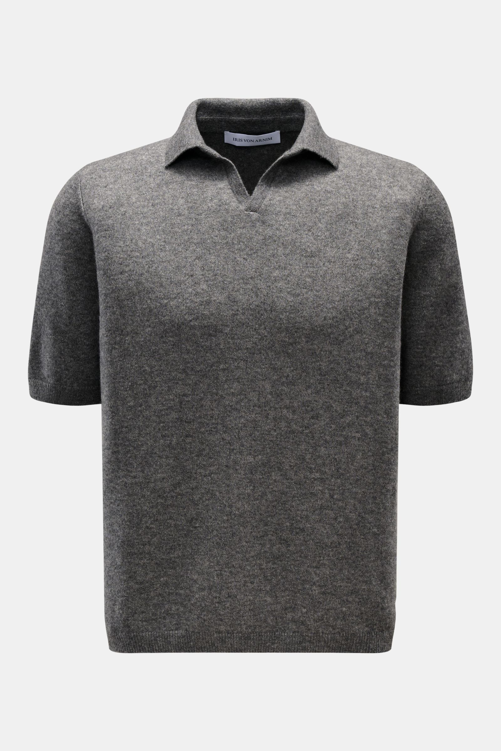 Front view of Iris von Arnim Kurzarm-Strickpolo 'Ameca' dunkelgrau meliert, a short-sleeve knit polo in dark gray melange.

Luxuriöser Allrounder: Das edle Strickpolo von IRIS VON ARNIM verbindet Exklusivität mit unvergleichlichem Komfort und wird so z