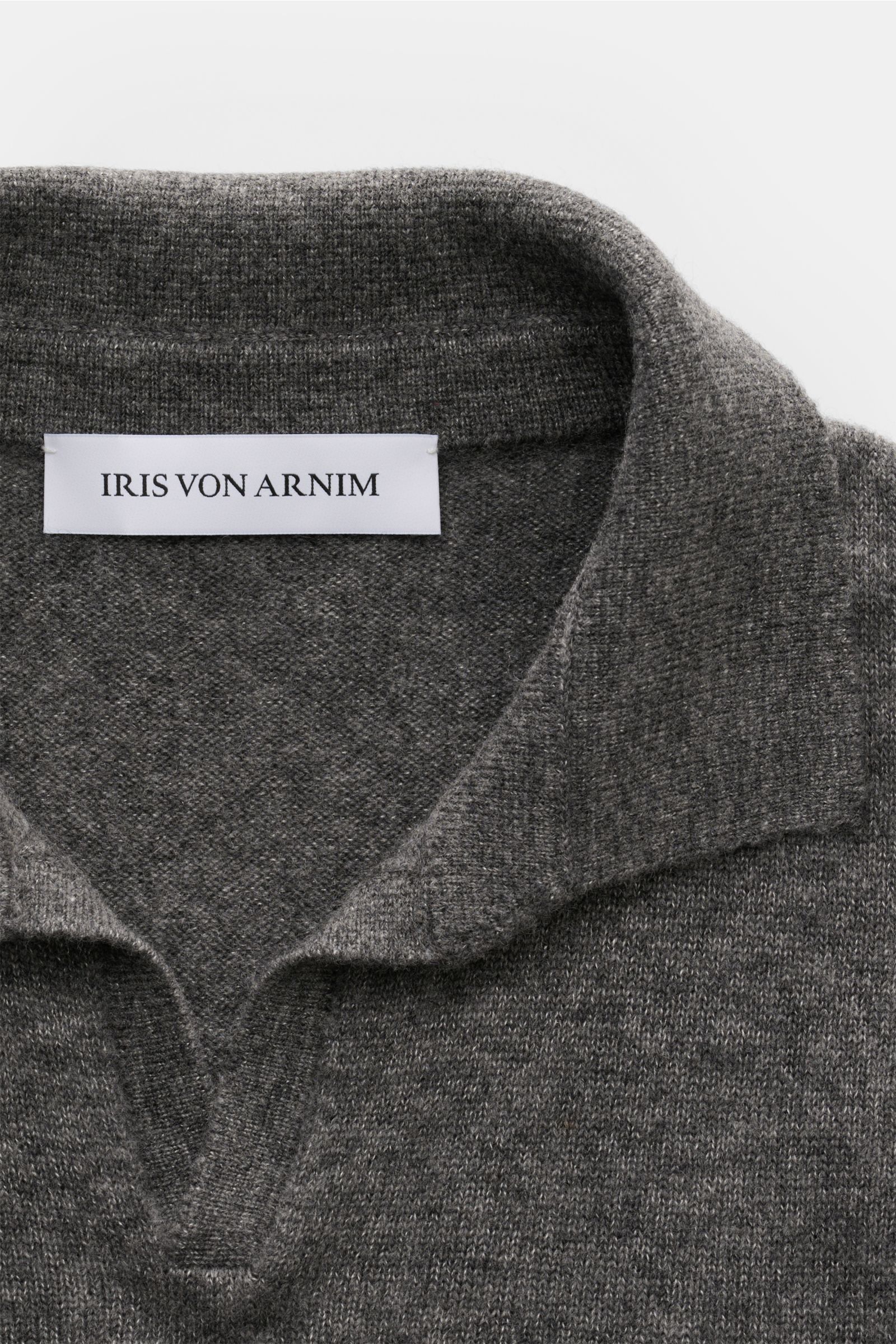 Close-up front view of the Iris von Arnim Kurzarm-Strickpolo 'Ameca' dunkelgrau meliert, showing the soft knit texture and classic collar. Luxuriöser Allrounder: Das edle Strickpolo von IRIS VON ARNIM verbindet Exklusivität mit unvergleichlichem Komfort u