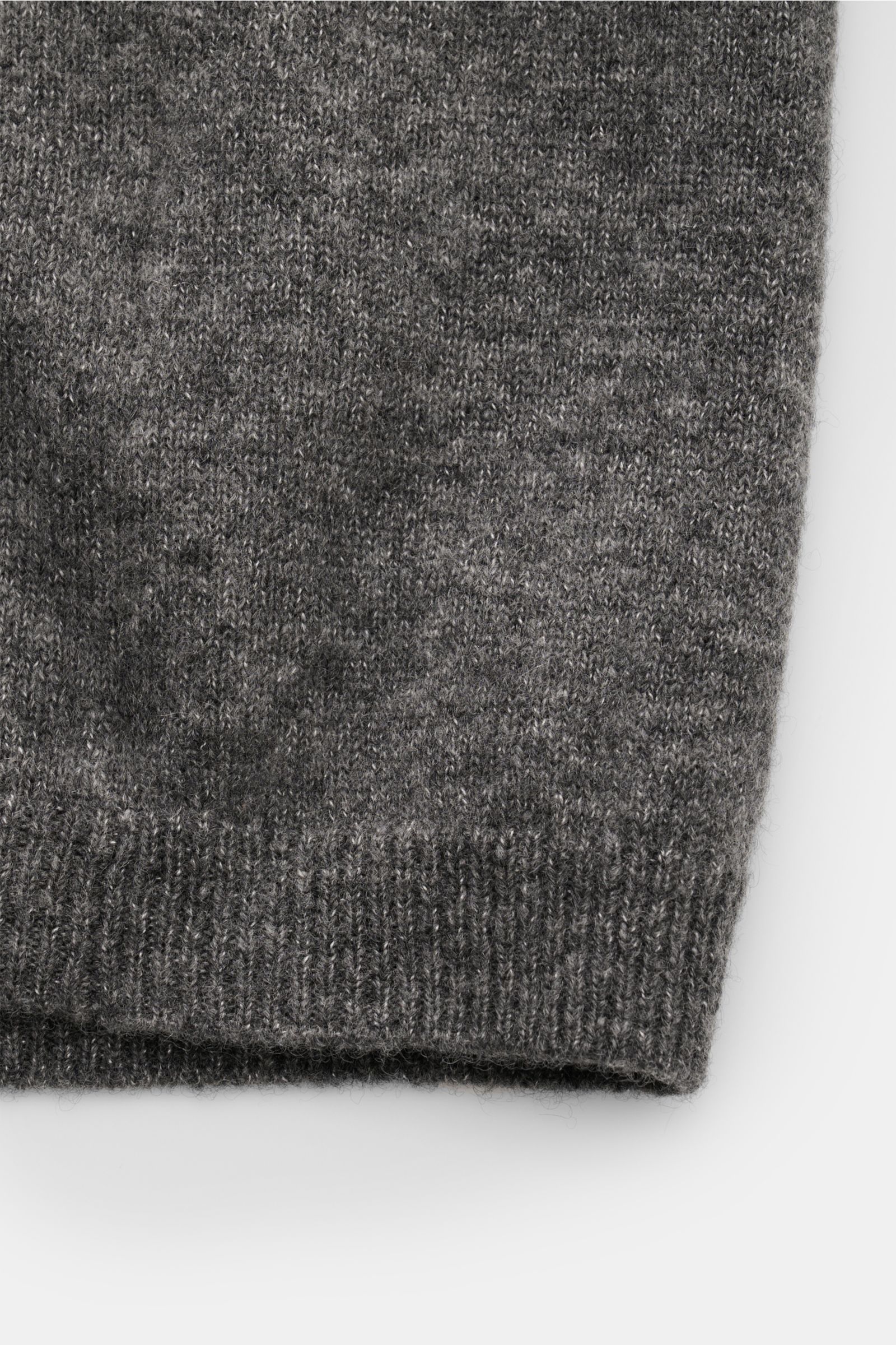 Iris von Arnim Kurzarm-Strickpolo 'Ameca' dunkelgrau meliert shown from a close-up top-down view highlighting soft cashmere-silk knit with regular fit and classic polo collar, a luxurious allrounder combining exclusivity and comfort for special occasions 