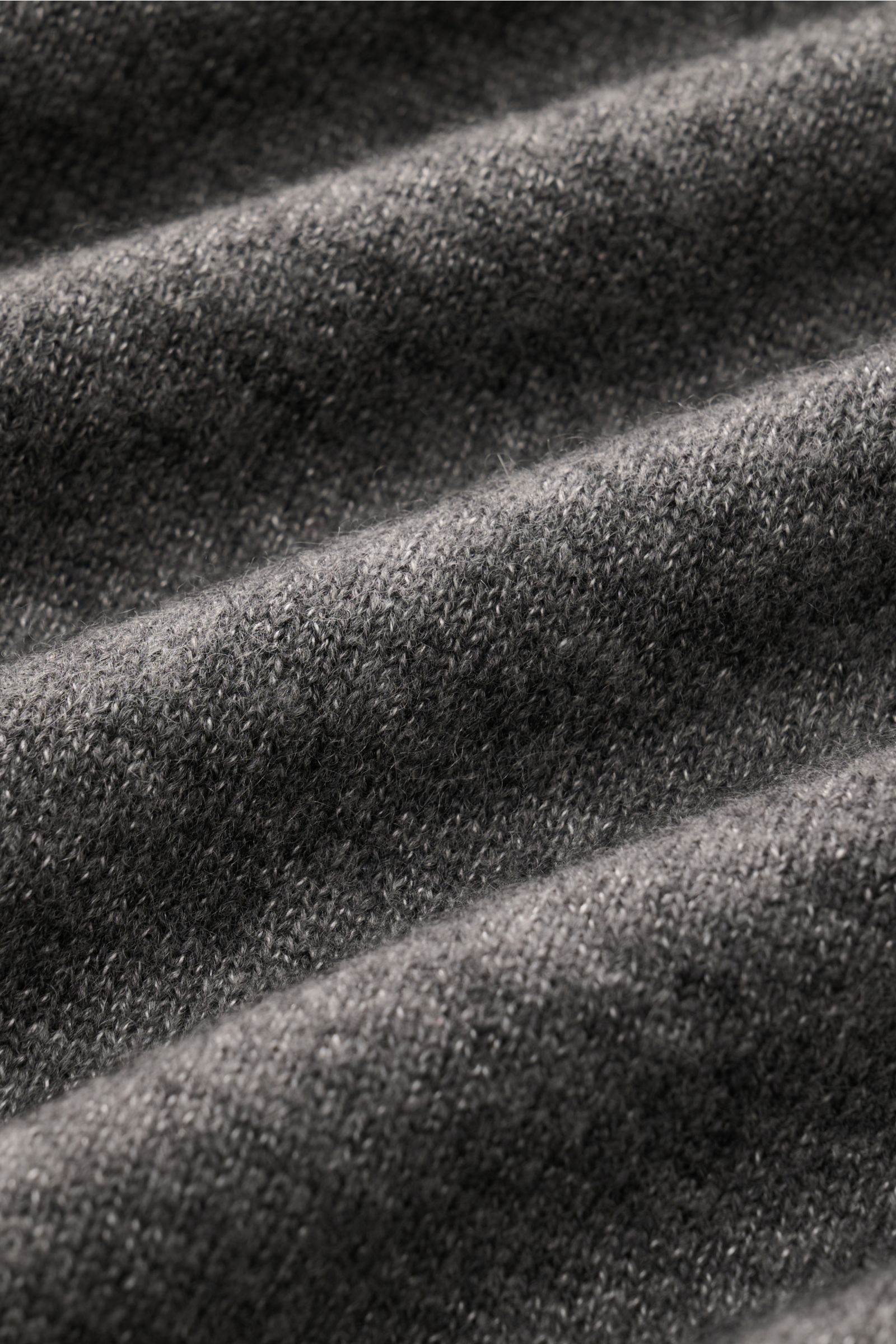 Close-up front view of Iris von Arnim Kurzarm-Strickpolo 'Ameca' dunkelgrau meliert showing soft, dark grey melange knit texture.

Luxuriöser Allrounder: Das edle Strickpolo von IRIS VON ARNIM verbindet Exklusivität mit unvergleichlichem Komfort und wi