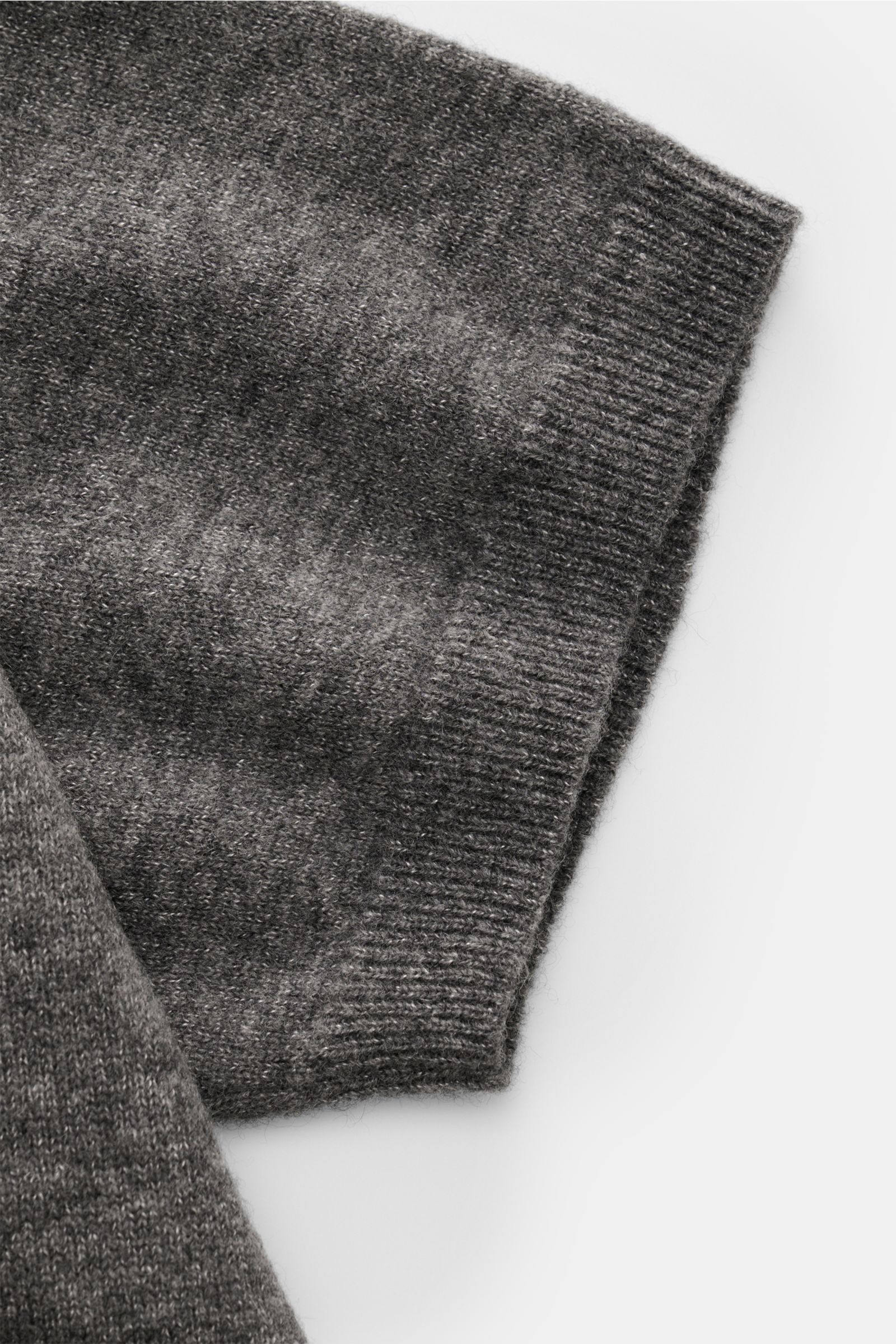 Close-up view of the sleeve of the Iris von Arnim Kurzarm-Strickpolo 'Ameca' dunkelgrau meliert, a soft cashmere and silk knit polo with a classic collar, regular fit, and luxurious texture. Luxuriöser Allrounder: Das edle Strickpolo von IRIS VON ARNIM