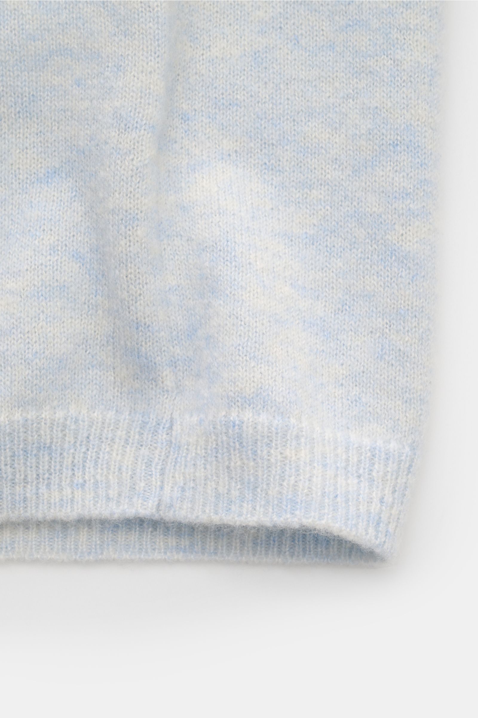 Close-up view of the soft knit fabric and hem of the Iris von Arnim Kurzarm-Strickpolo 'Ameca' pastellblau meliert, showcasing the delicate blend of cashmere and silk with a regular fit and classic polo collar. Luxuriöser Allrounder: Das edle Strickpolo v