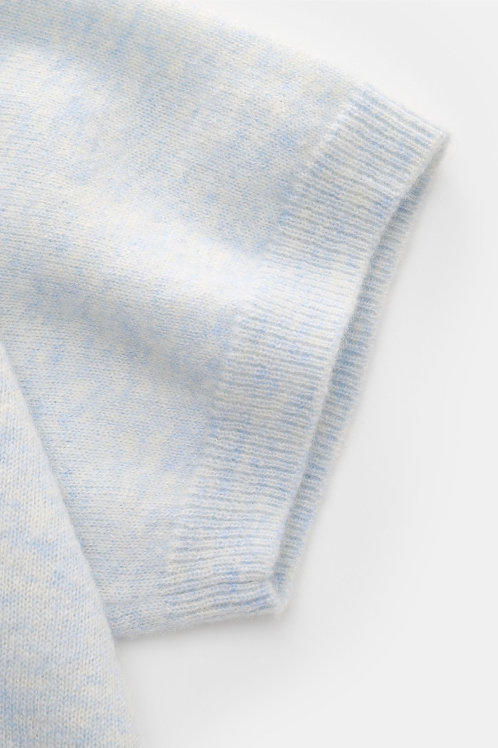 Close-up from above of the short sleeve on the Iris von Arnim Kurzarm-Strickpolo 'Ameca' pastellblau meliert, a soft cashmere and silk knit polo with a classic collar, regular fit, and luxurious feel. Luxuriöser Allrounder: Das edle Strickpolo von IRIS VO