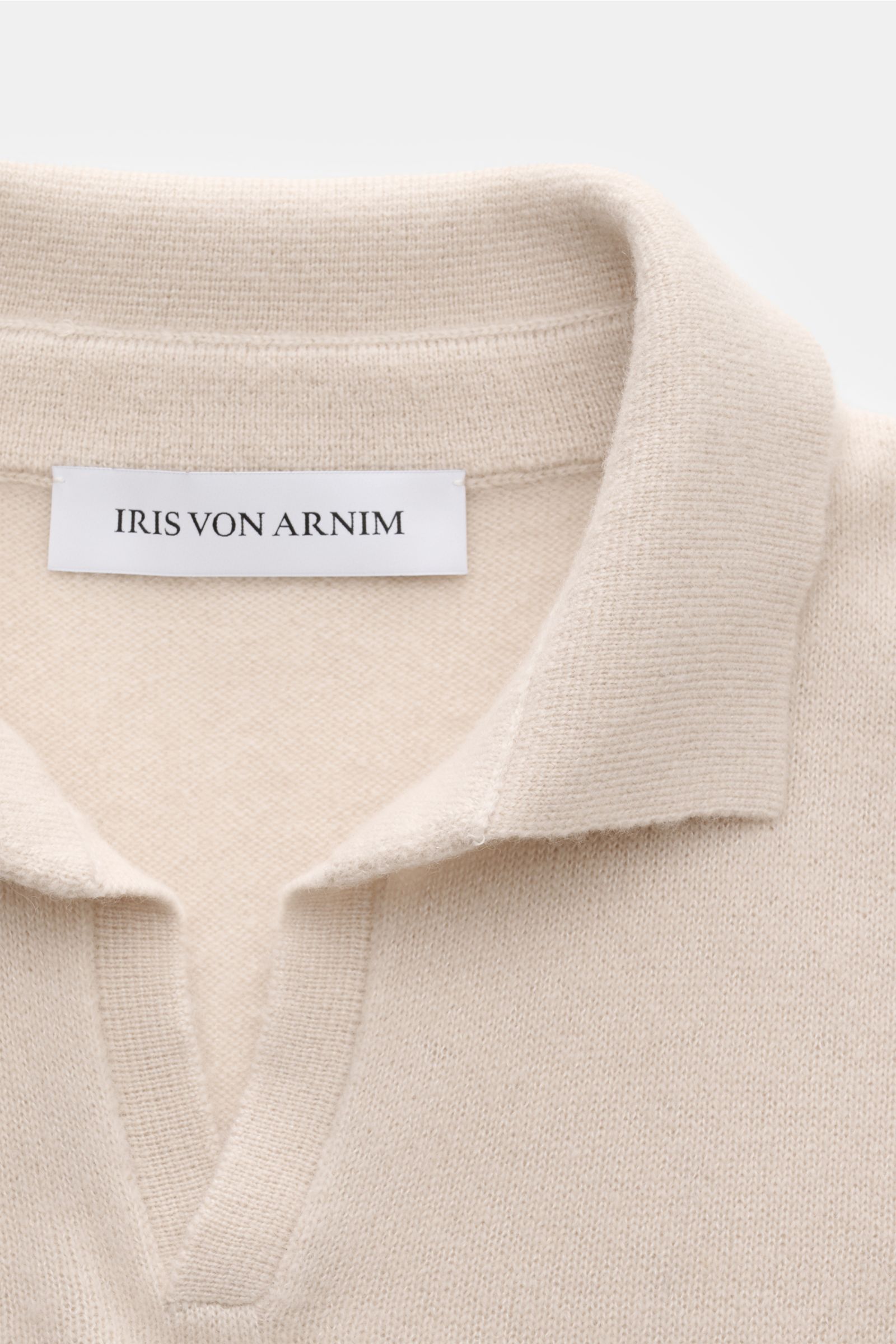 Close-up front view of the beige Iris von Arnim Kurzarm-Strickpolo 'Ameca' beige/dark navy gestreift collar showing soft cashmere and silk knit texture. Luxuriöser Allrounder: Das edle Strickpolo von IRIS VON ARNIM verbindet Exklusivität mit unvergleichli