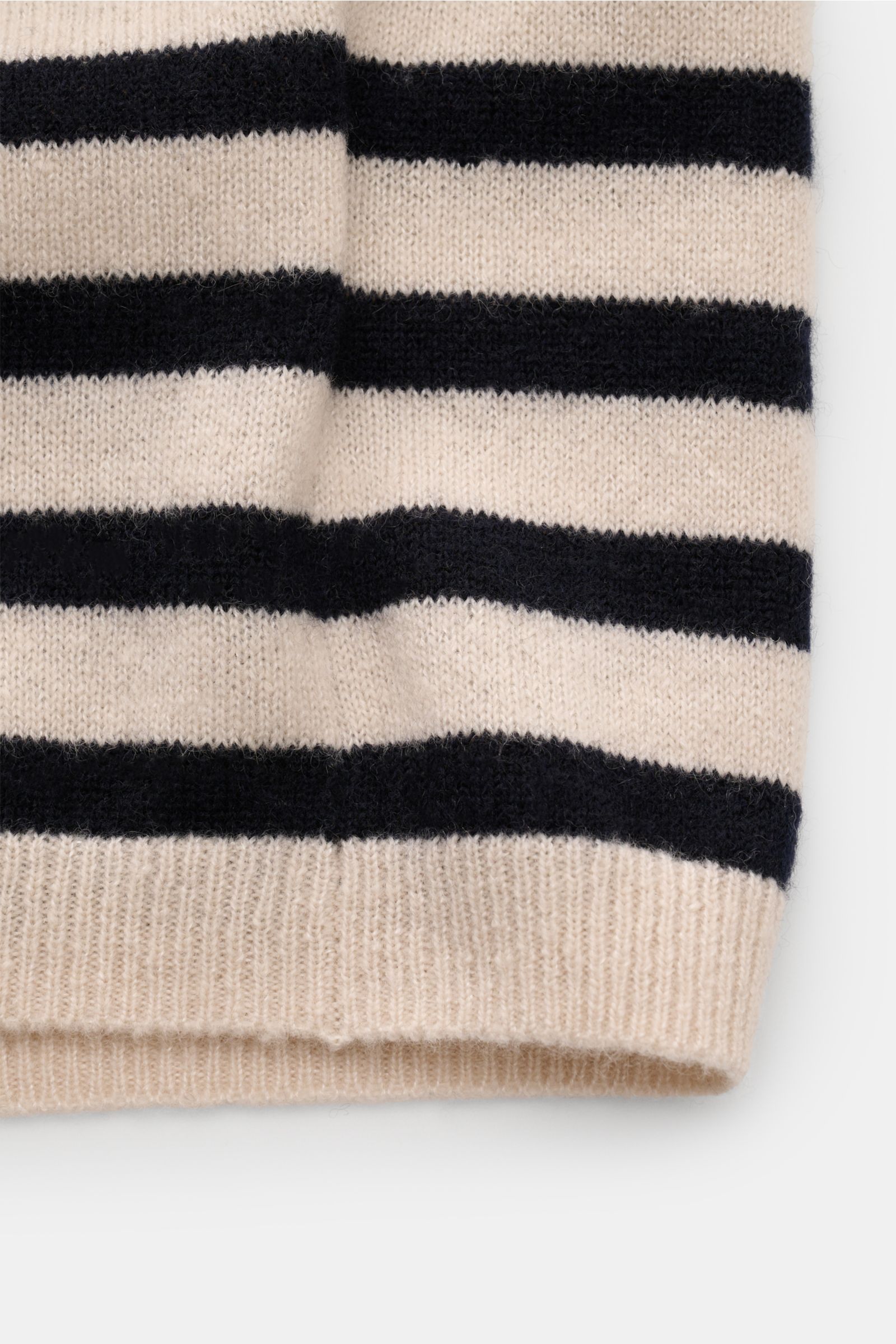 Close-up front view of the beige and dark navy striped Iris von Arnim Kurzarm-Strickpolo 'Ameca' showing soft knit texture and ribbed hem, luxurious mix of cashmere and silk, soft feel, regular fit, classic polo collar. Luxuriöser Allrounder: Das edle 