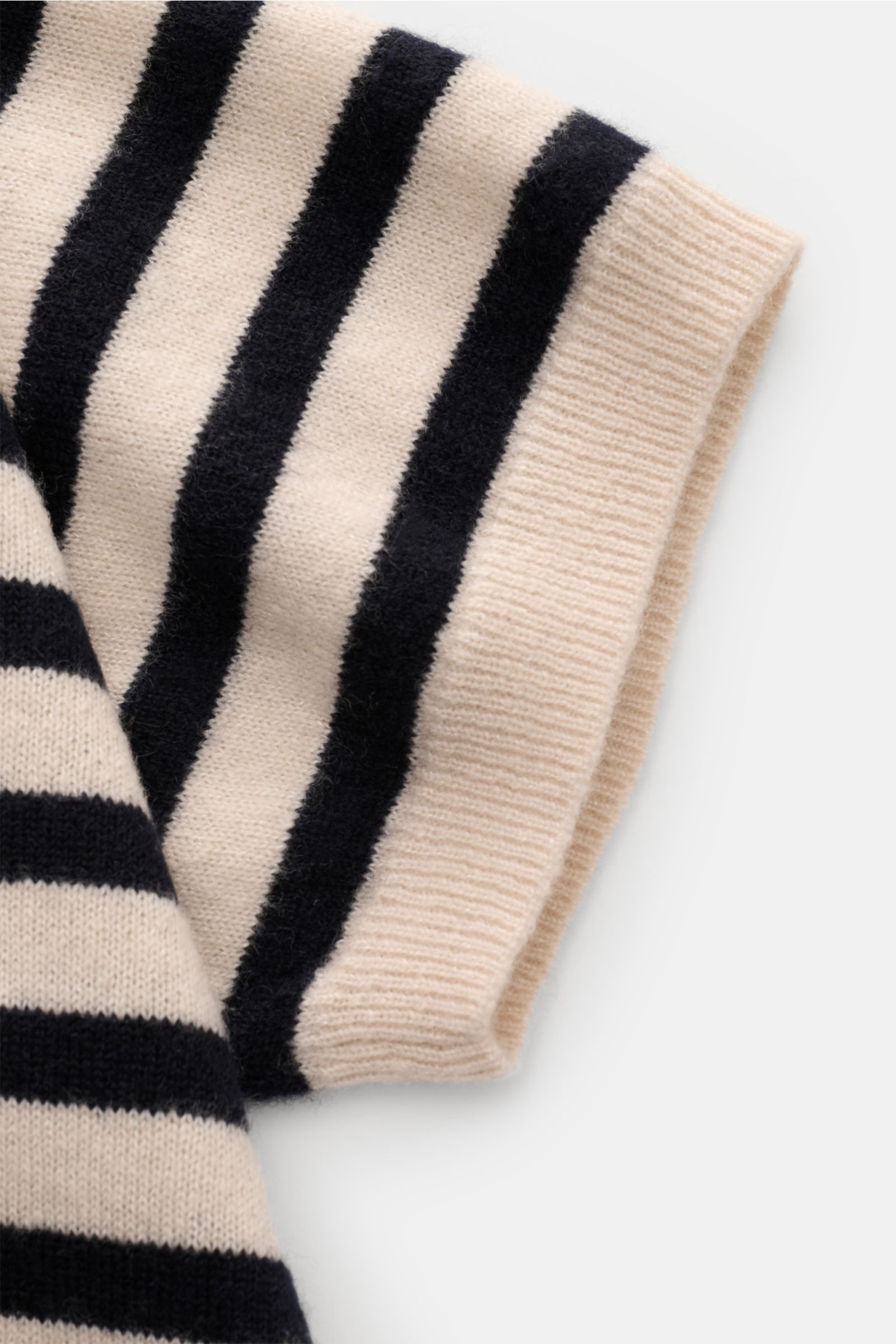Close-up front view of the short sleeve cuff of the Iris von Arnim Kurzarm-Strickpolo 'Ameca' beige/dark navy gestreift, showcasing soft knit fabric with beige and dark navy stripes. Luxuriöser Allrounder: Das edle Strickpolo von IRIS VON ARNIM verbindet 