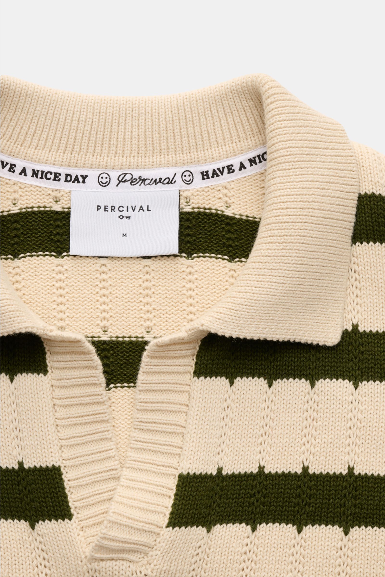 Percival Kurzarm-Strickpolo 'Stine' sand/dunkelgrün gestreift, detailreiche Nahaufnahme von Kragen und offener Leiste, reine Baumwolle.