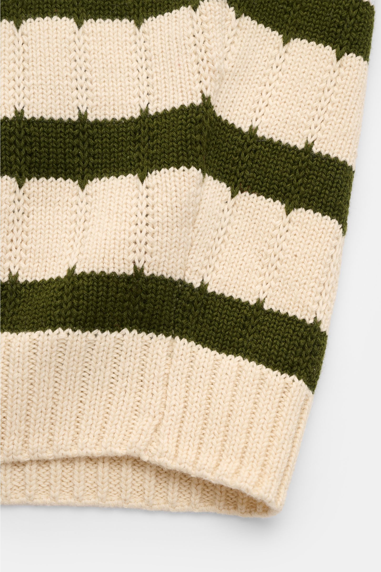 Nahaufnahme des Percival Kurzarm-Strickpolo 'Stine' sand/dunkelgrün gestreift mit mittelfeinem Strickbild, offenem Kragen, Rippbündchen, Regular Fit aus reiner Baumwolle, weicher Griff, fotografiert von oben. Essential für warme Tage: Mit dem Kurzarm-Stri