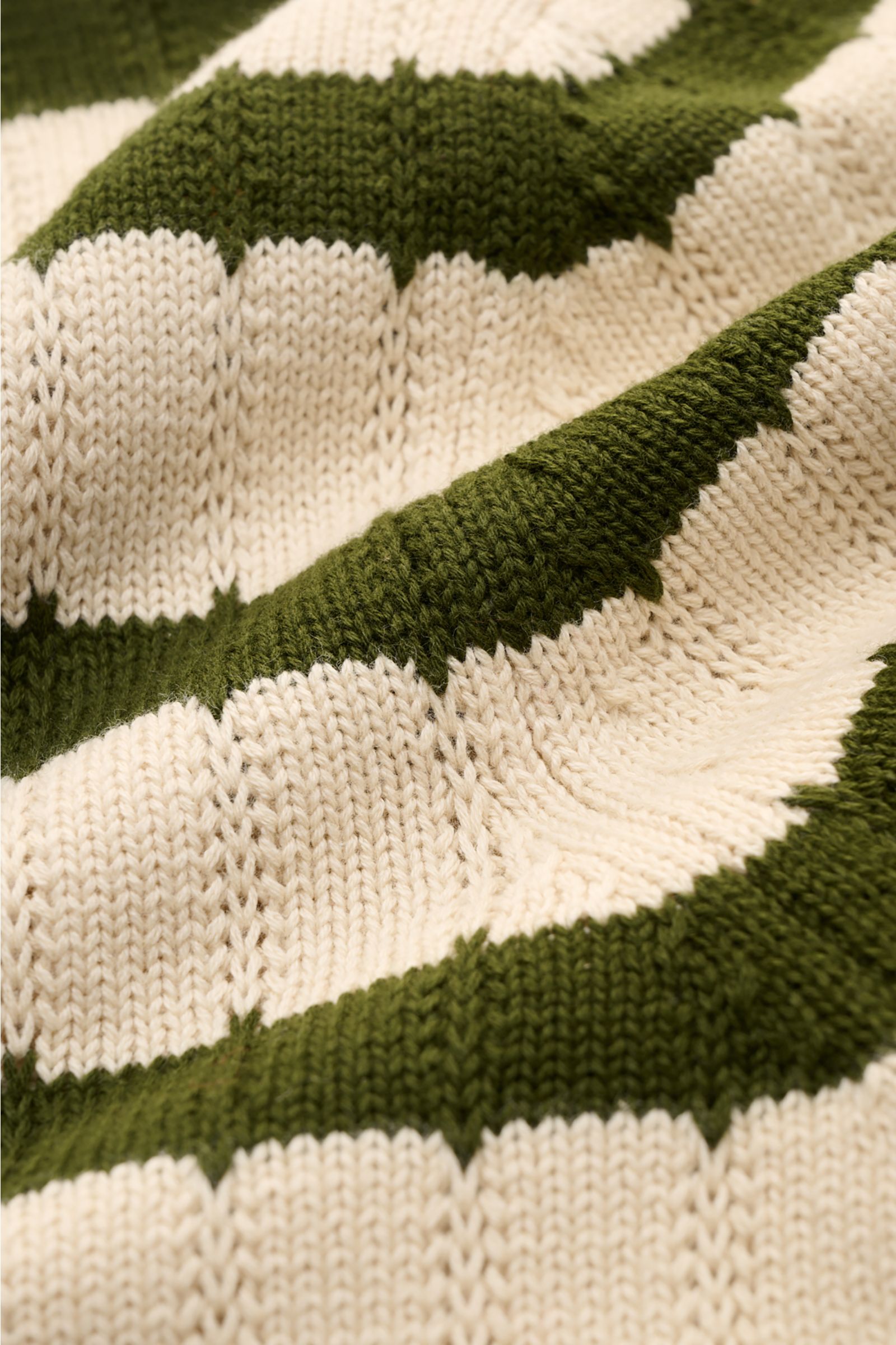 Nahaufnahme des Percival Kurzarm-Strickpolo 'Stine' sand/dunkelgrün gestreift aus reiner Baumwolle mit weichem Griff und mittelfeinem Strickbild.