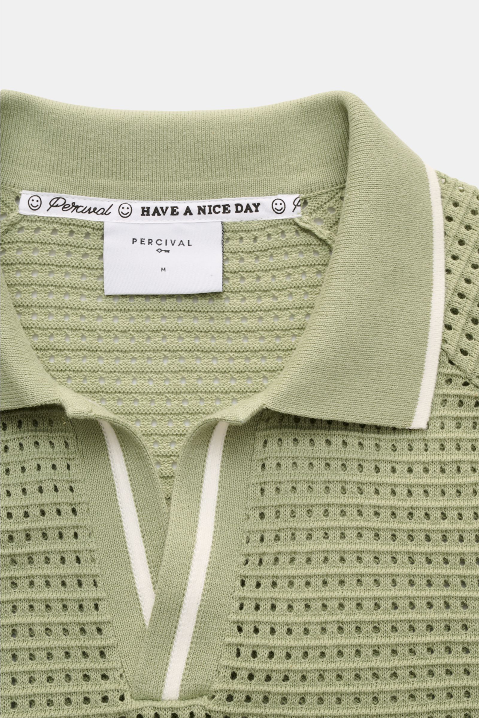 Percival Kurzarm-Strickpolo 'Casa Martini' salbei in Nahaufnahme von oben, luftiges Baumwoll-Strickbild, Slim Fit, Polokragen, offene Kragenleiste, Rippbündchen.