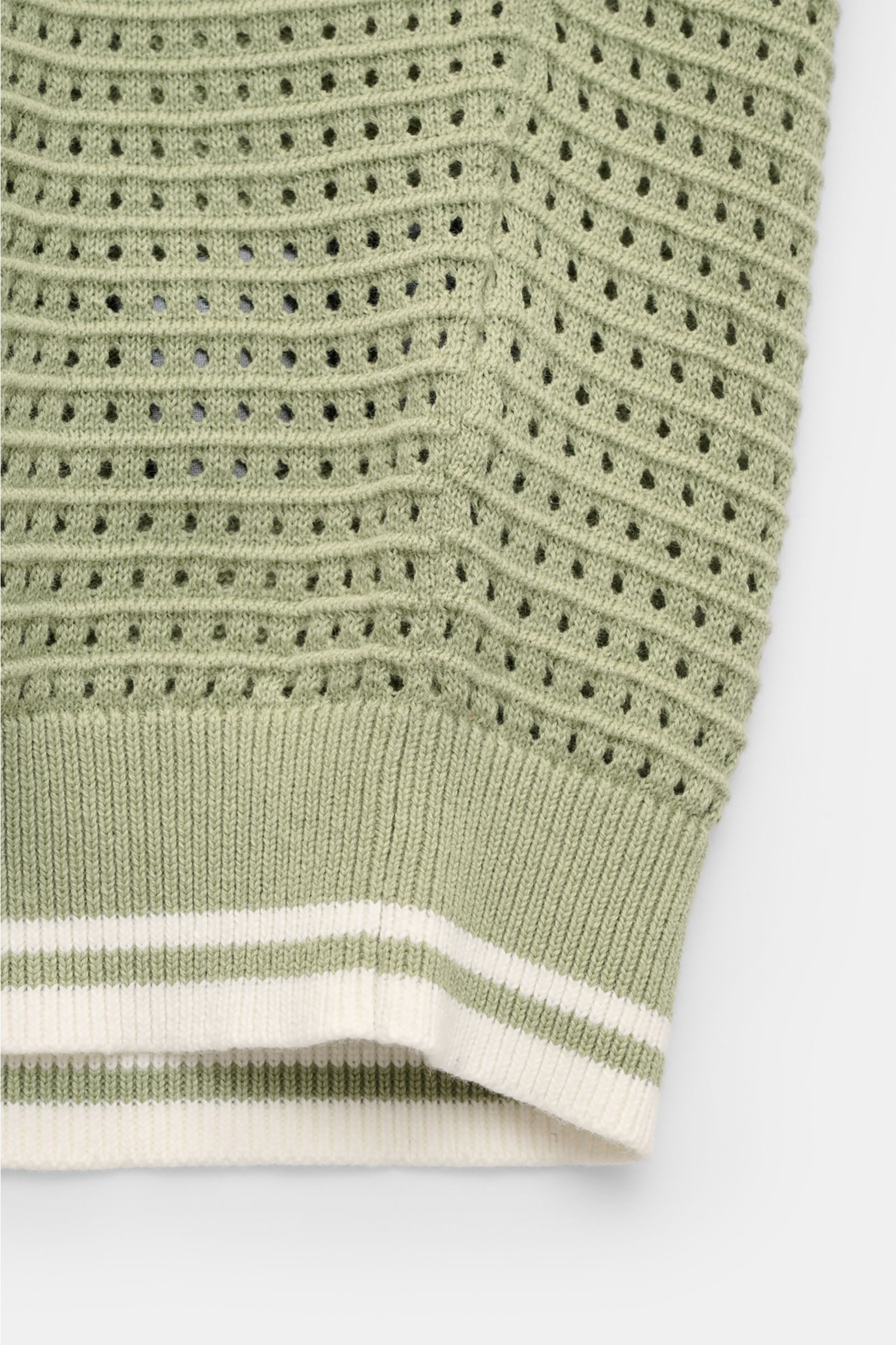 Detailaufnahme des Percival Kurzarm-Strickpolo 'Casa Martini' salbei mit luftiger Baumwolle, Slim Fit, Rippbündchen und kontrastierenden Kanten.