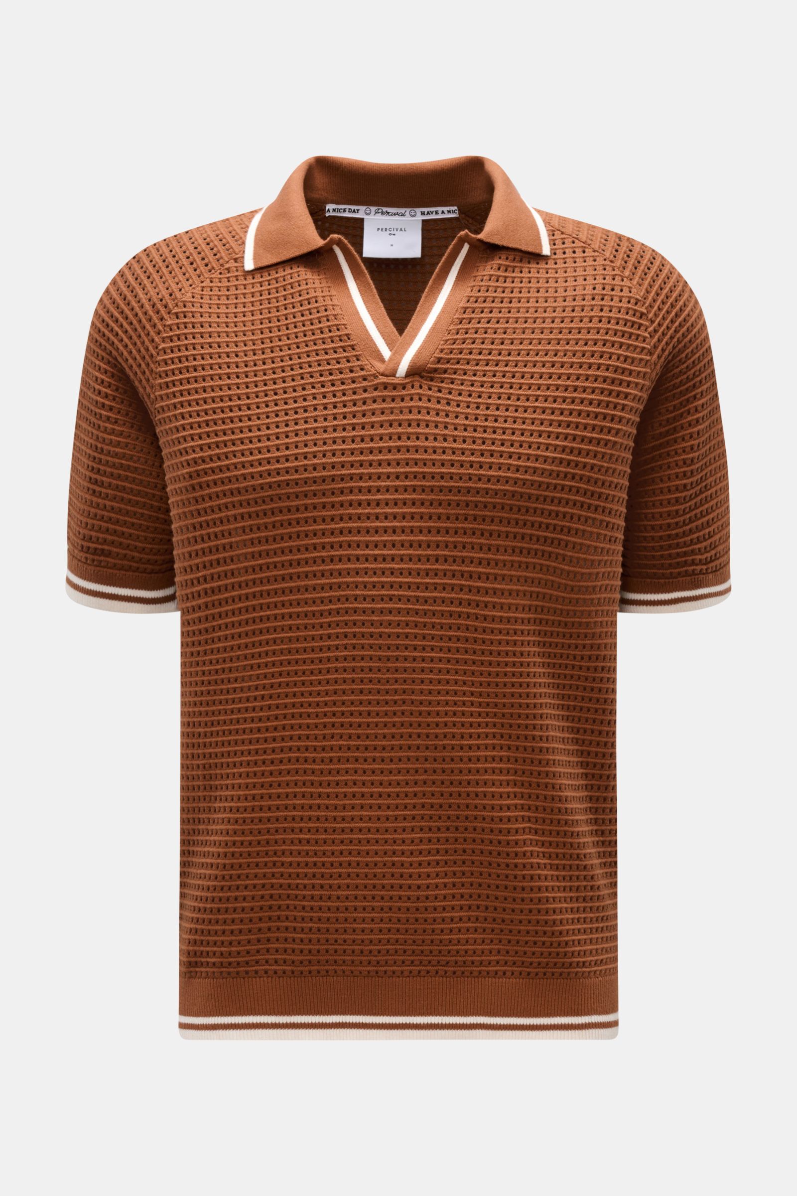 Percival Kurzarm-Strickpolo 'Casa Martini' braun, Slim Fit, luftiges Baumwoll-Strickbild, klassische Polokragen, offene Kragenleiste, Rippbündchen, frontale Nahaufnahme.