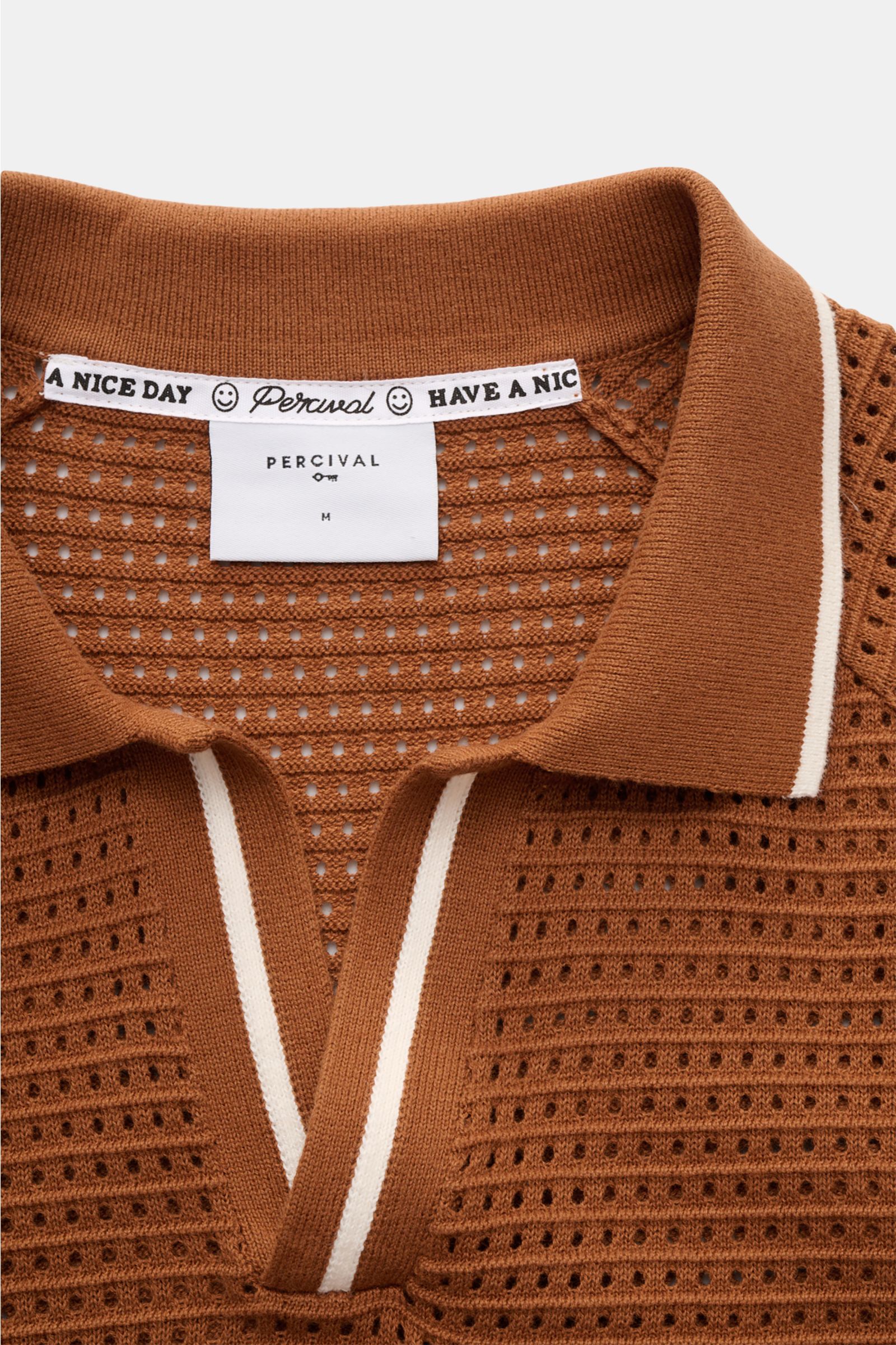 Nahaufnahme des Percival Kurzarm-Strickpolo 'Casa Martini' braun von oben, luftiges Strickbild, klassischer Polokragen, offene Kragenleiste, Slim Fit, reine Baumwolle.