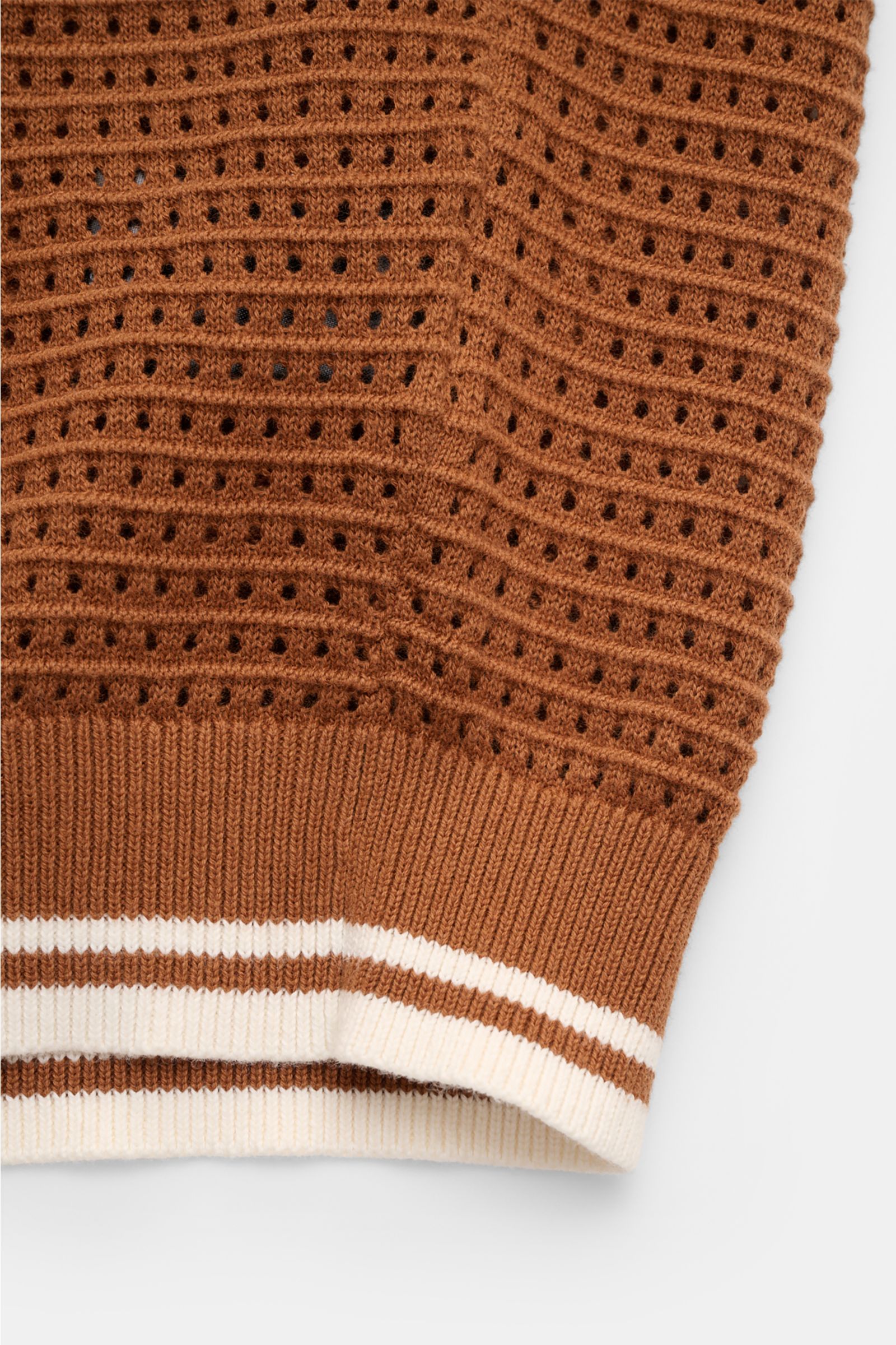 Percival Kurzarm-Strickpolo 'Casa Martini' braun, Detailaufnahme von unten, luftige Baumwolle, Slim Fit, Rippbündchen mit Kontrastkanten.