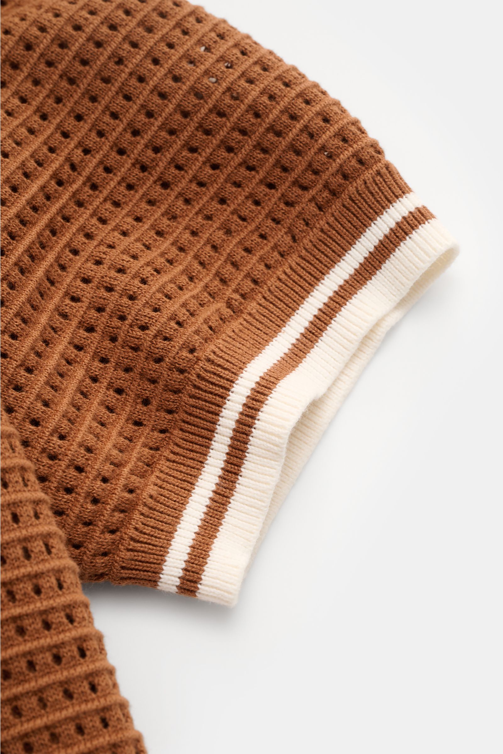 Percival Kurzarm-Strickpolo 'Casa Martini' braun, Nahaufnahme der halbseitigen Ärmelsaum-Perspektive mit luftiger Baumwolle und Rippbündchen.