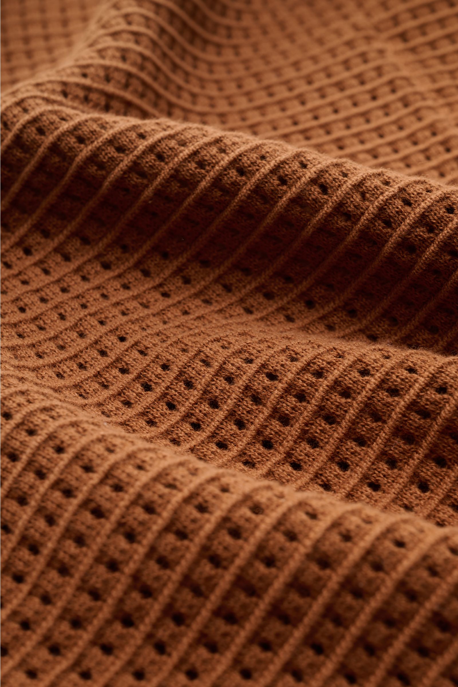 Nahaufnahme des braunen Percival Kurzarm-Strickpolo 'Casa Martini' mit luftiger Baumwolle, Slim Fit, offenem Kragen und Rippbündchen.