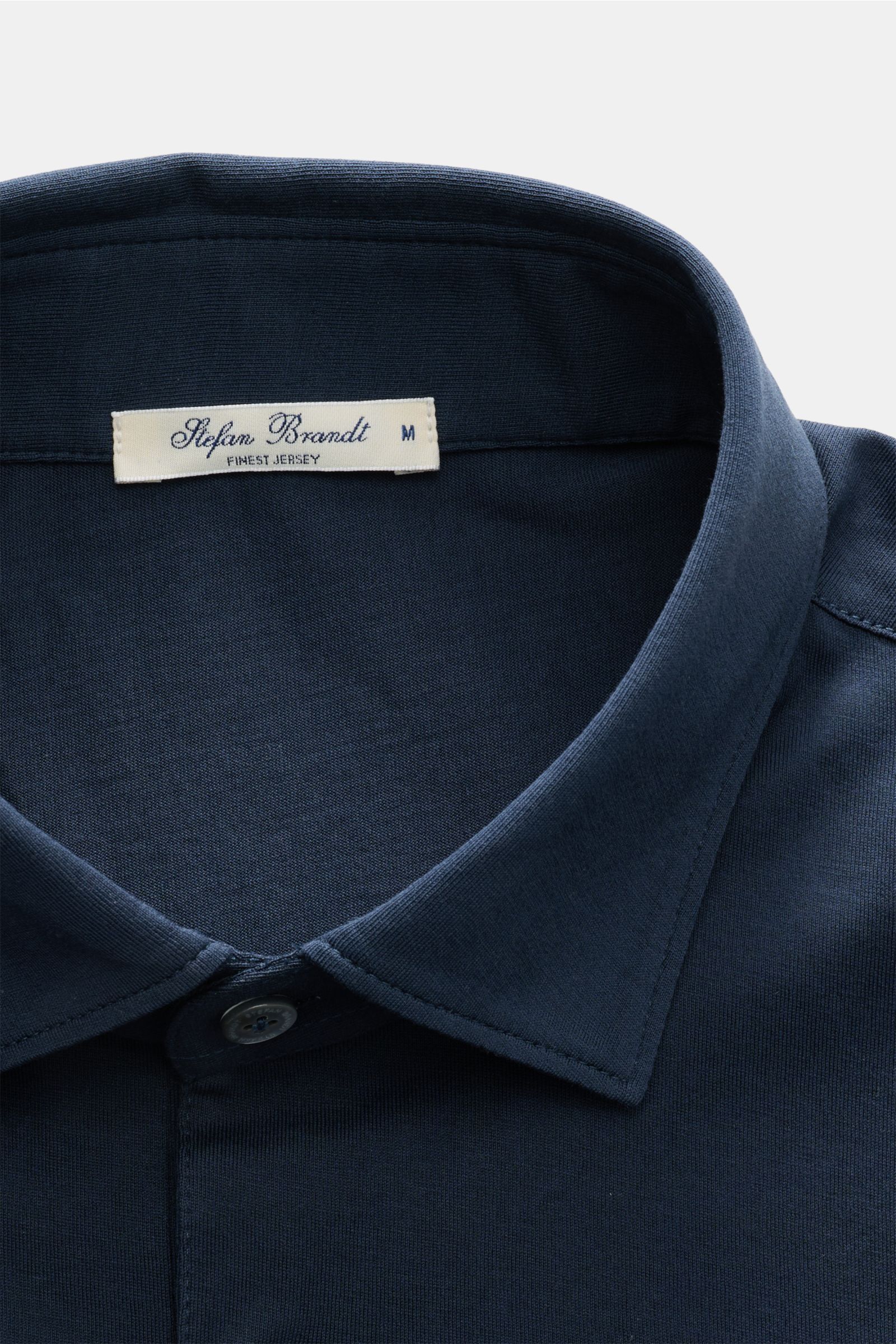Nahaufnahme des Polokragens des Stefan Brandt Jersey-Poloshirts 'Luca' navy aus weichem Pima-Baumwoll-Jersey mit Drei-Knopf-Leiste.