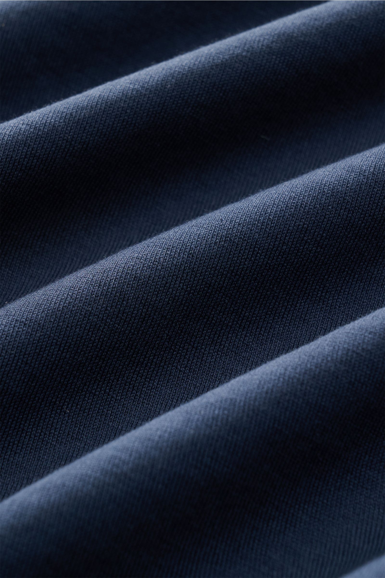 Stefan Brandt Jersey-Poloshirt 'Luca' navy Detailaufnahme des weichen Pima-Baumwoll-Jerseys mit feiner Struktur aus nächster Nähe.