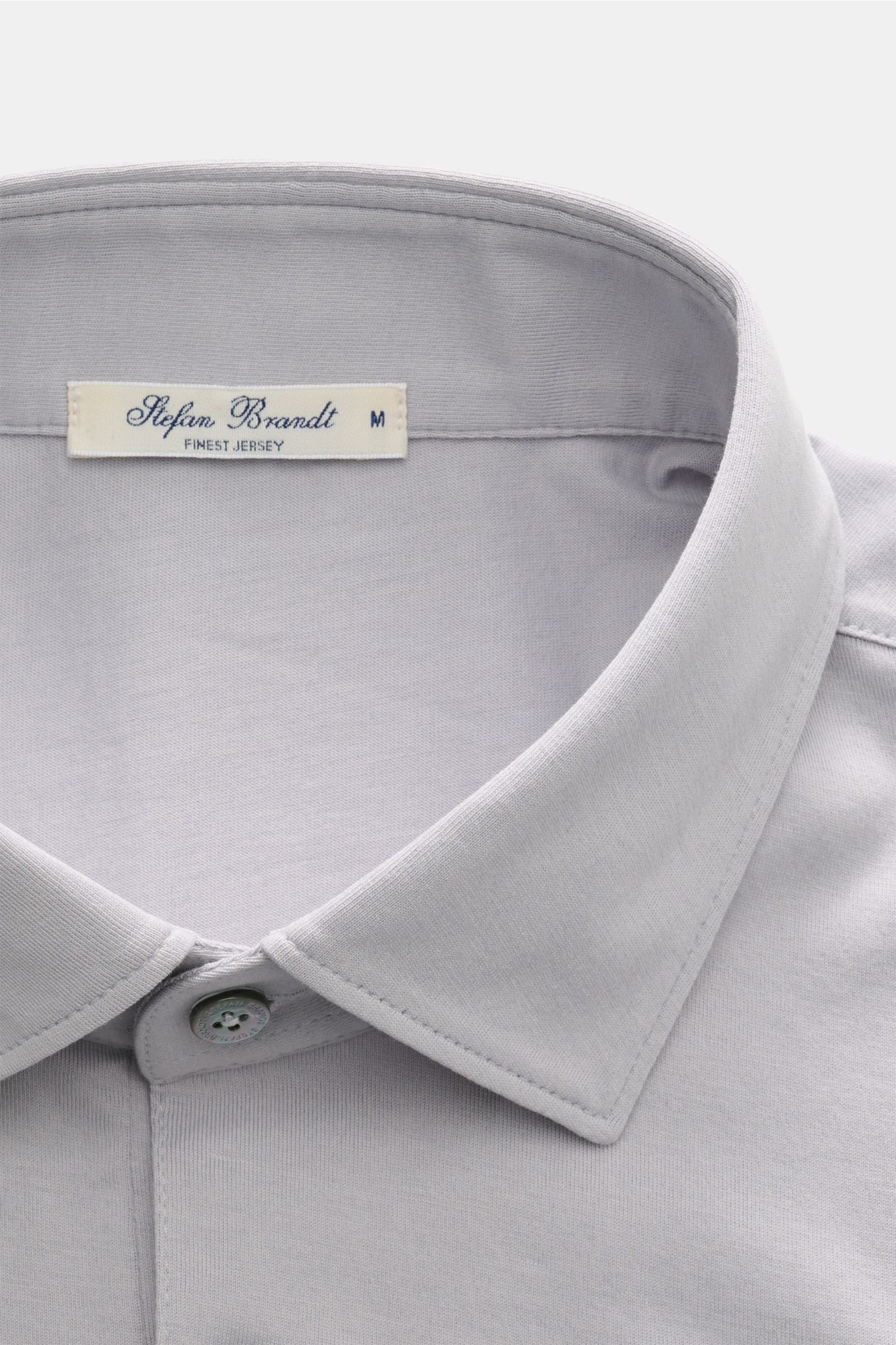 Nahaufnahme von Stefan Brandt Jersey-Poloshirt 'Luca' hellgrau, Slim Fit, aus weichem Pima-Baumwoll-Jersey mit Polokragen und Drei-Knopf-Leiste.
