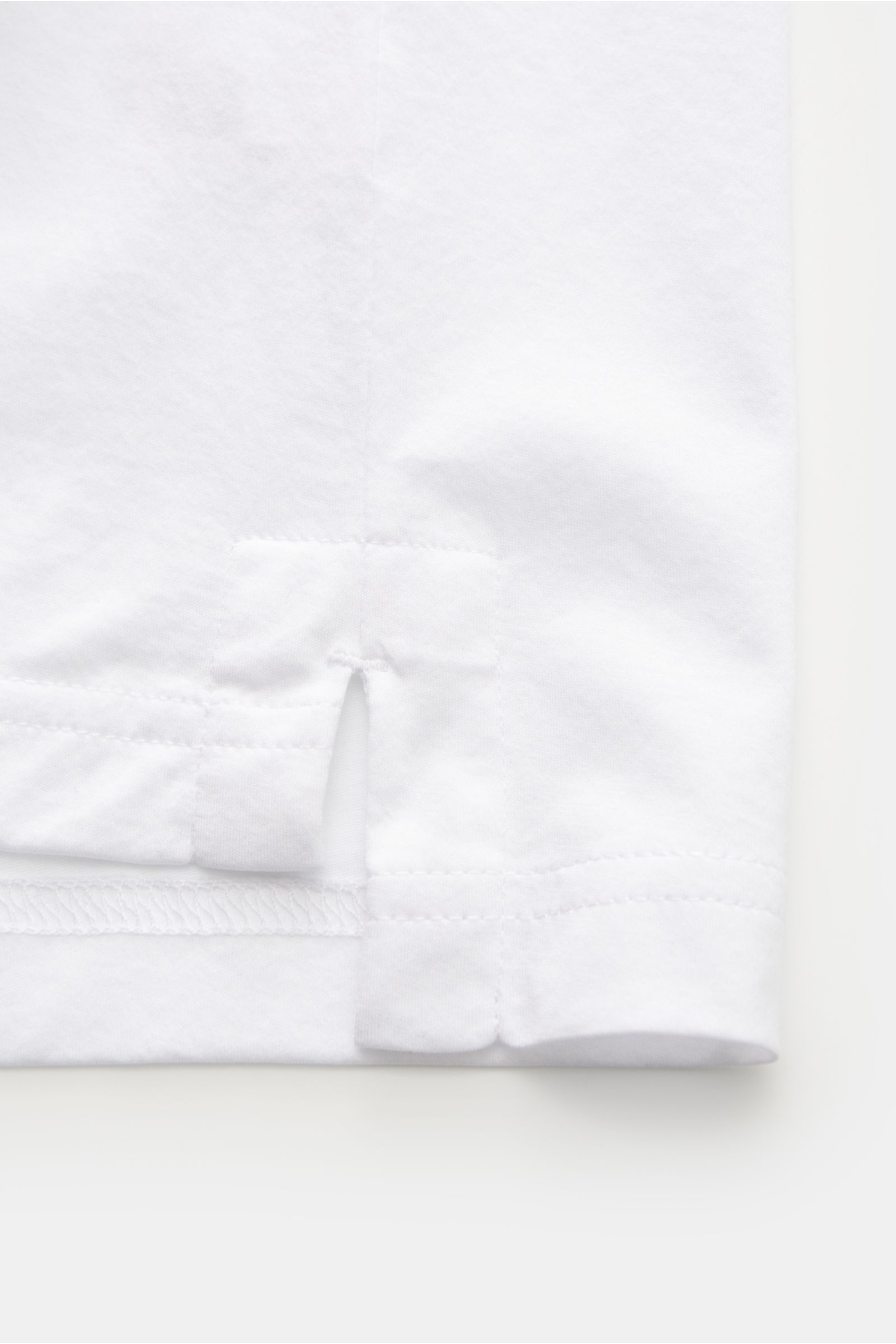Close-up side detail of the hem with short slits on the Stefan Brandt Jersey-Poloshirt 'Luca' weiß, made of soft organic Pima cotton.

Das exklusive Jersey-Poloshirt von STEFAN BRANDT begeistert mit hochwertiger Bio-Pima-Baumwolle, welches sich durch e