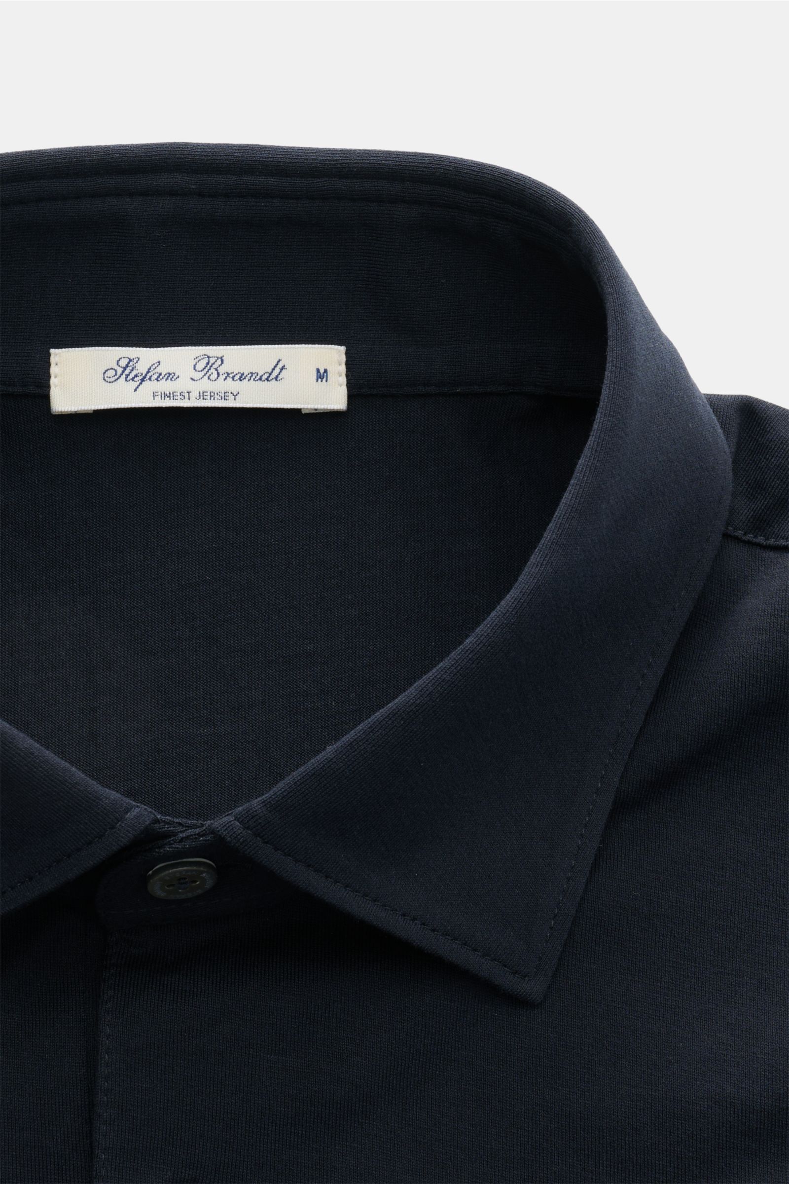 Stefan Brandt Jersey-Poloshirt 'Luca' dark navy, Nahaufnahme von oben, feiner Pima-Baumwoll-Jersey, Slim Fit, Polokragen, Drei-Knopf-Leiste.